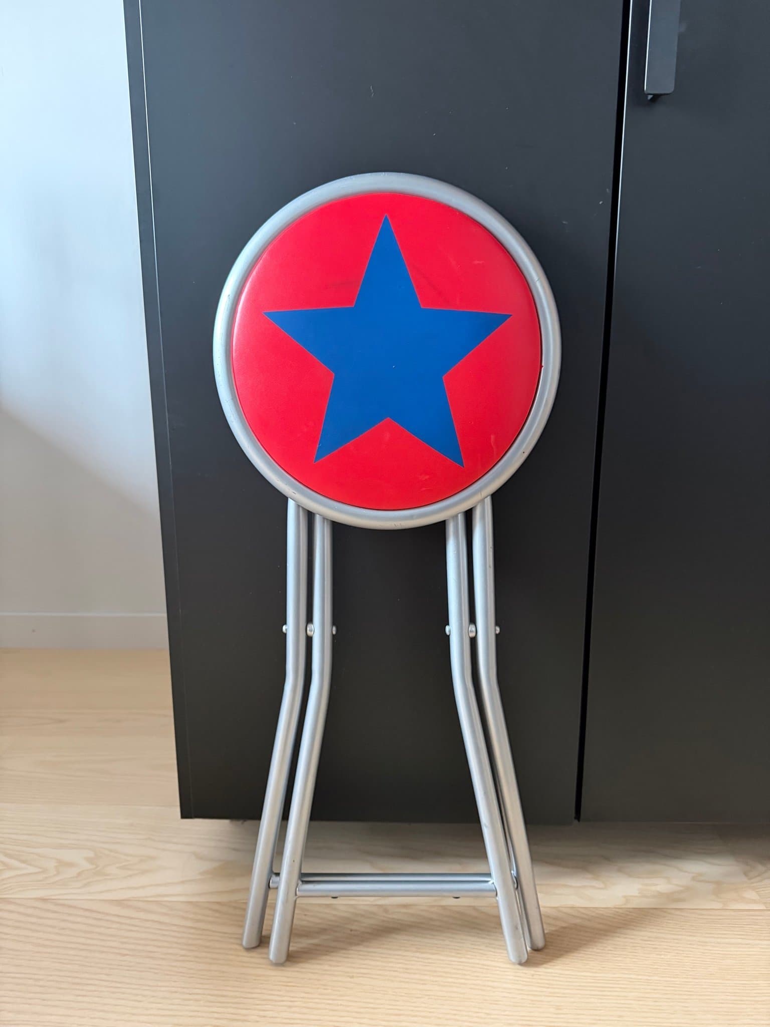 Fällbar smidig pall med stjärnmotiv