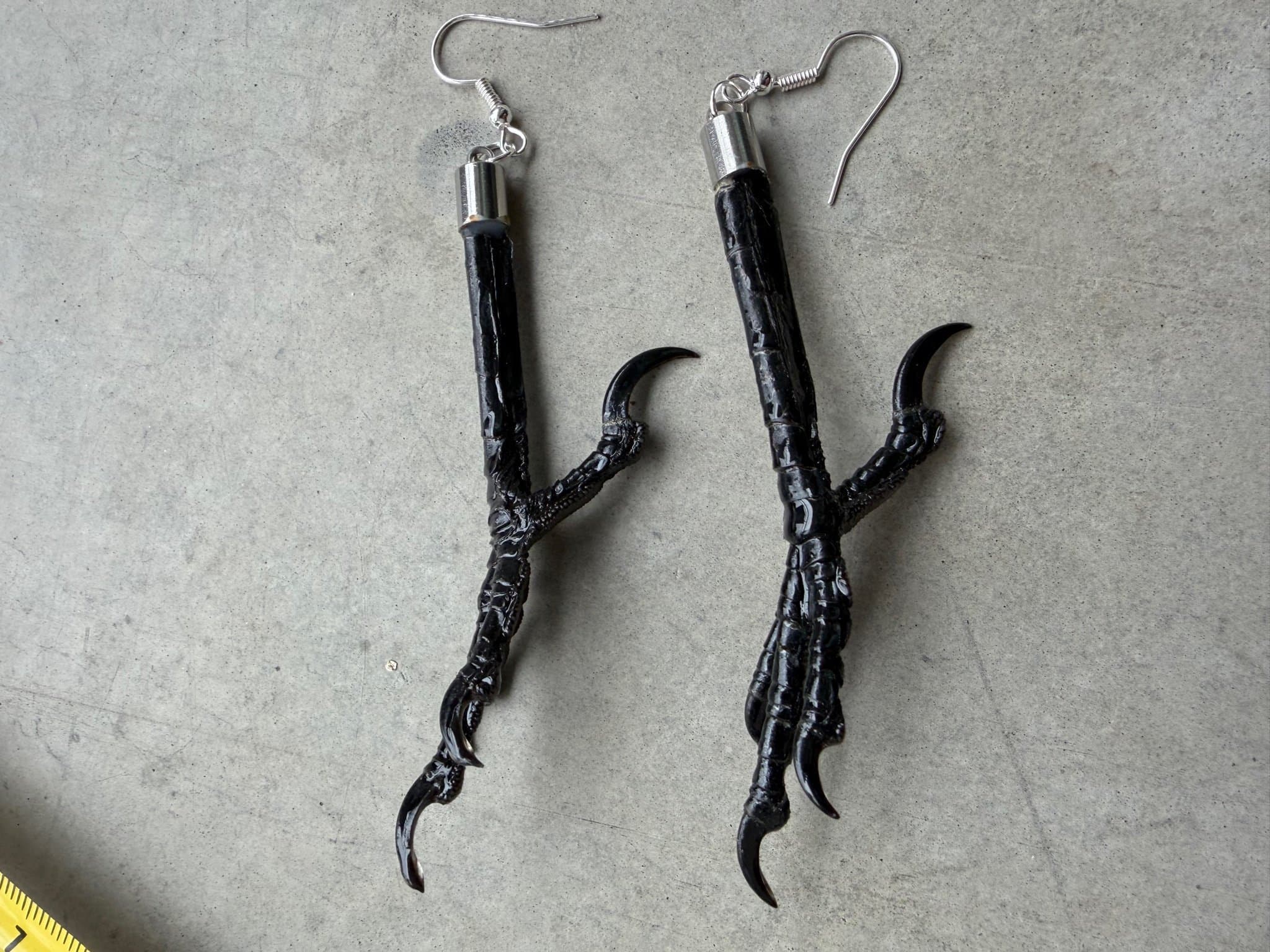 Unika örhängen med äkta skatfötter. Klor, lajv, indian, trofé.