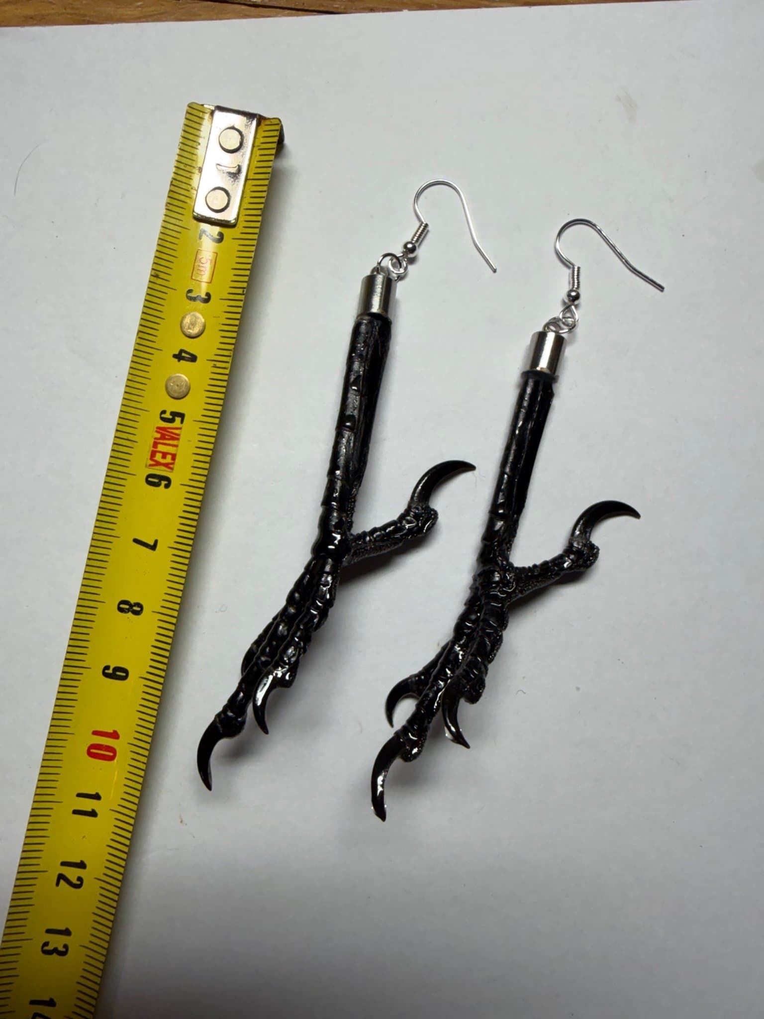 Unika örhängen med äkta skatfötter. Klor, lajv, indian, trofé.