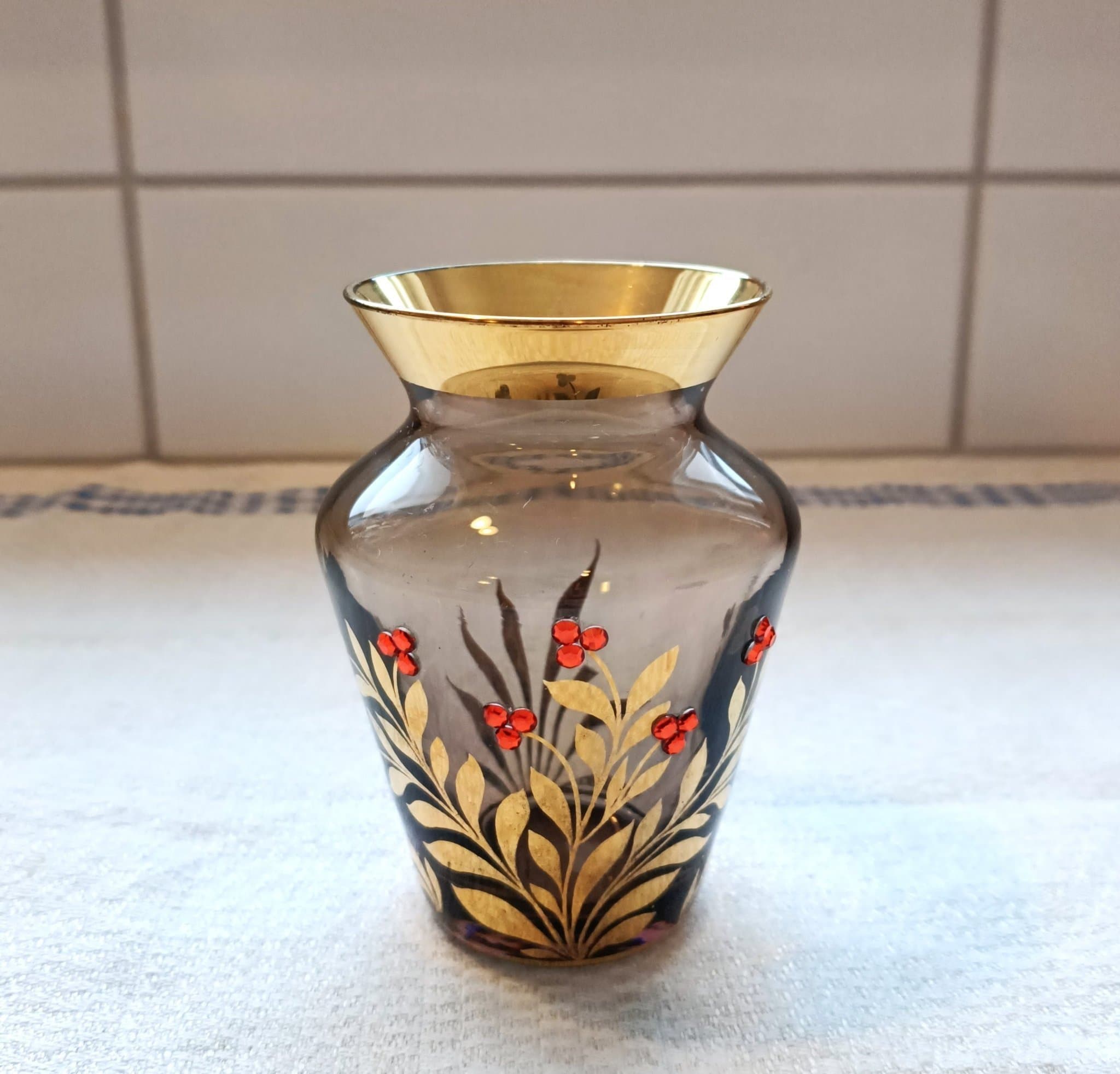 Mindre dekorativ vas med gulddekor och röda blommor - Vintage