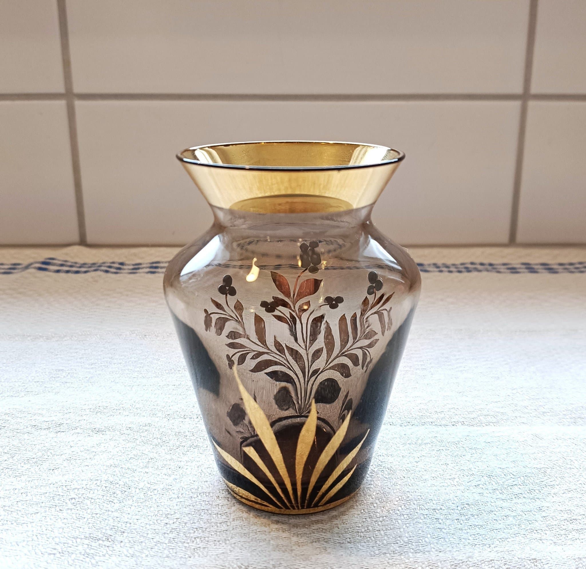 Mindre dekorativ vas med gulddekor och röda blommor - Vintage