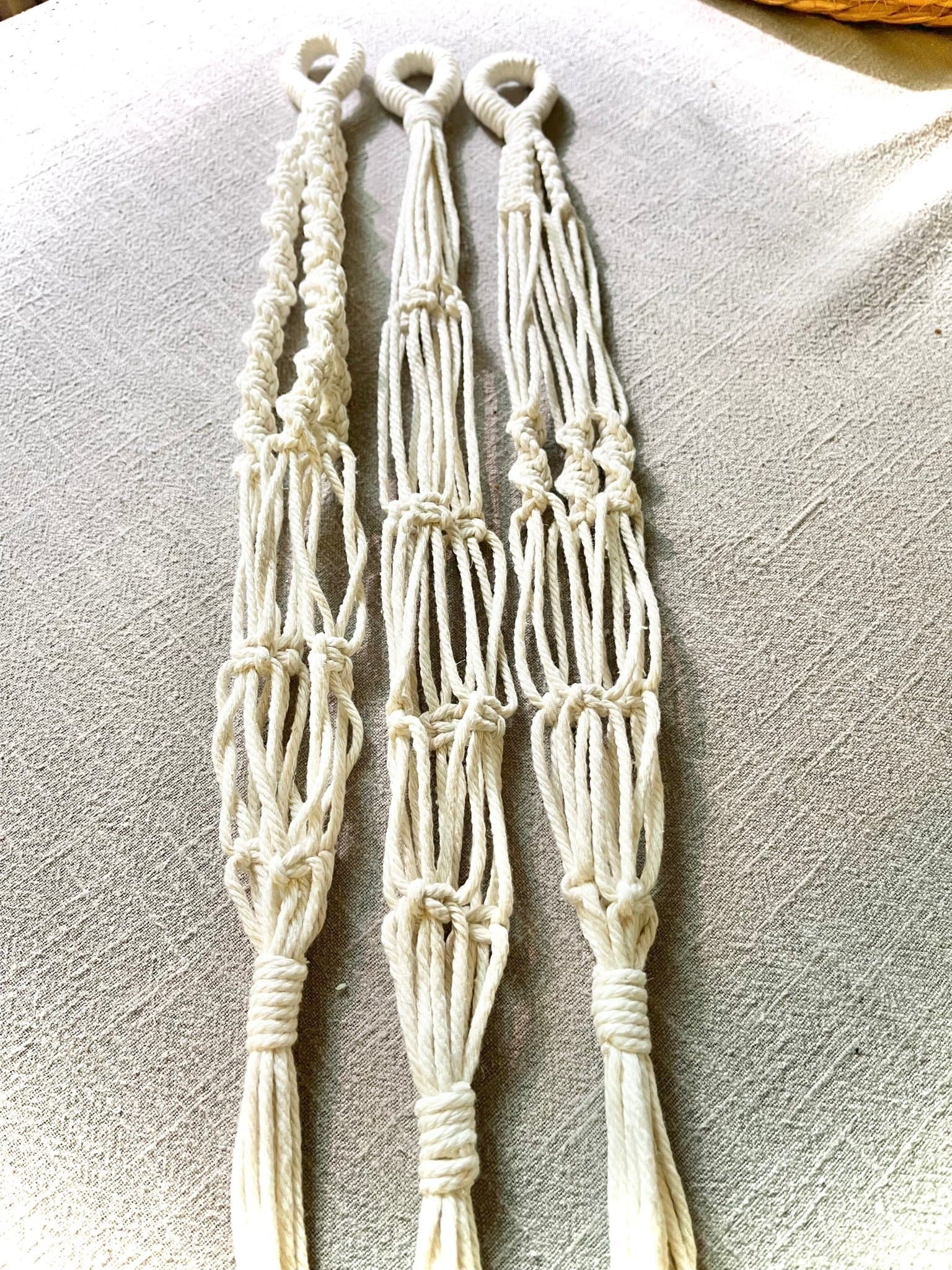 3 stycken amplar i makramé naturvit kort modell