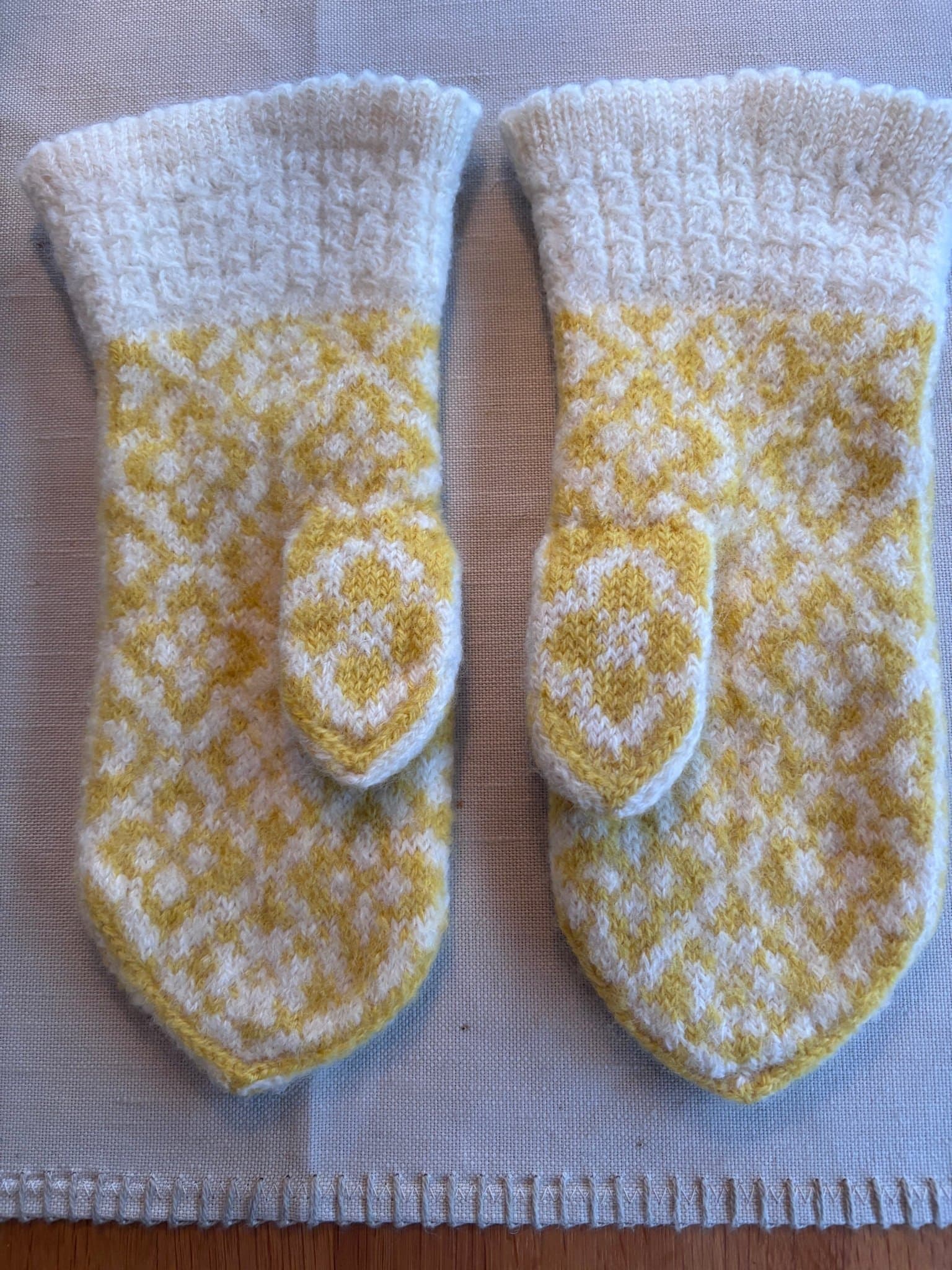 Nya handstickade Ullvantar