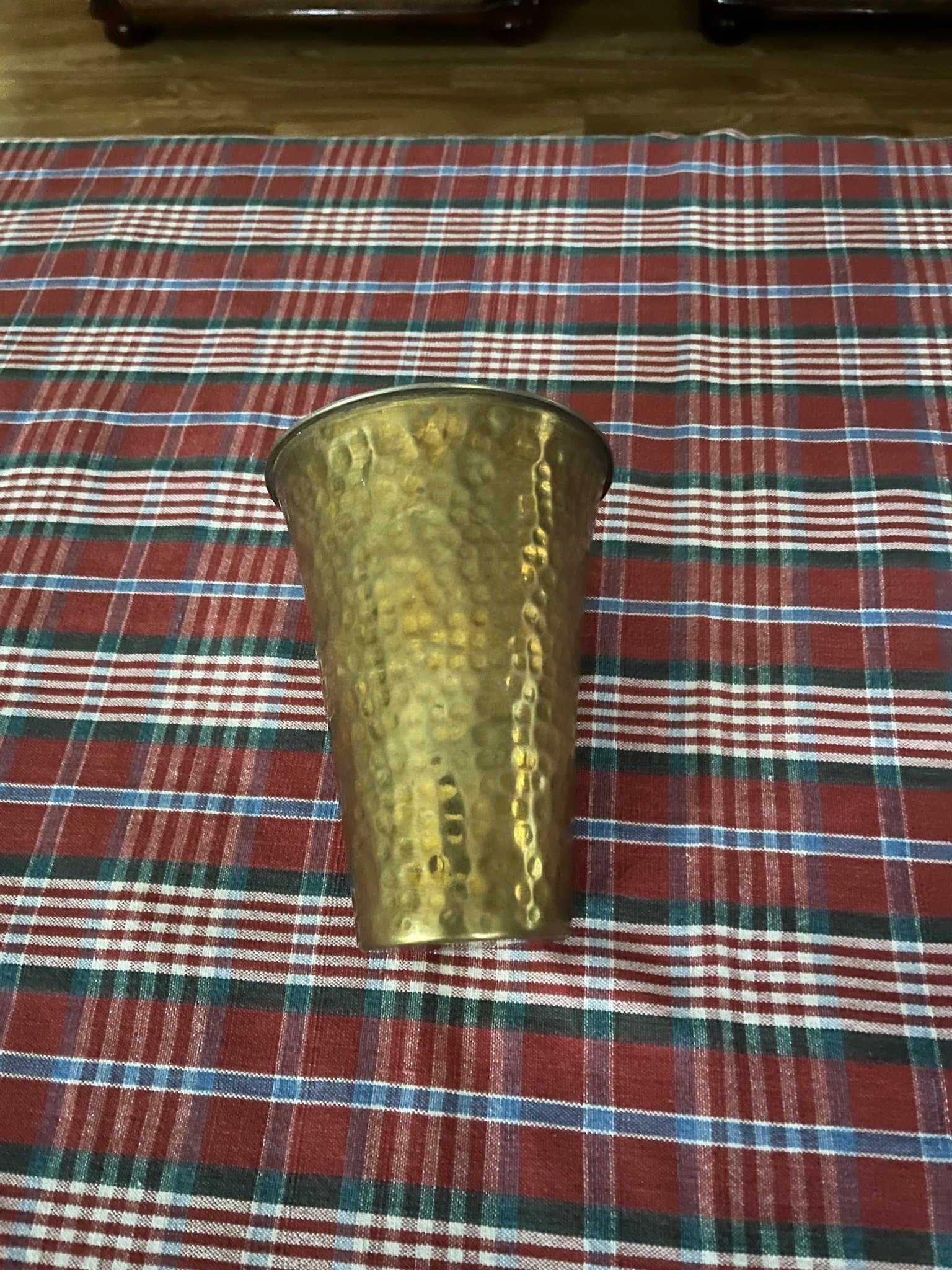 Mässing Dekorativ vas i hamrad metall