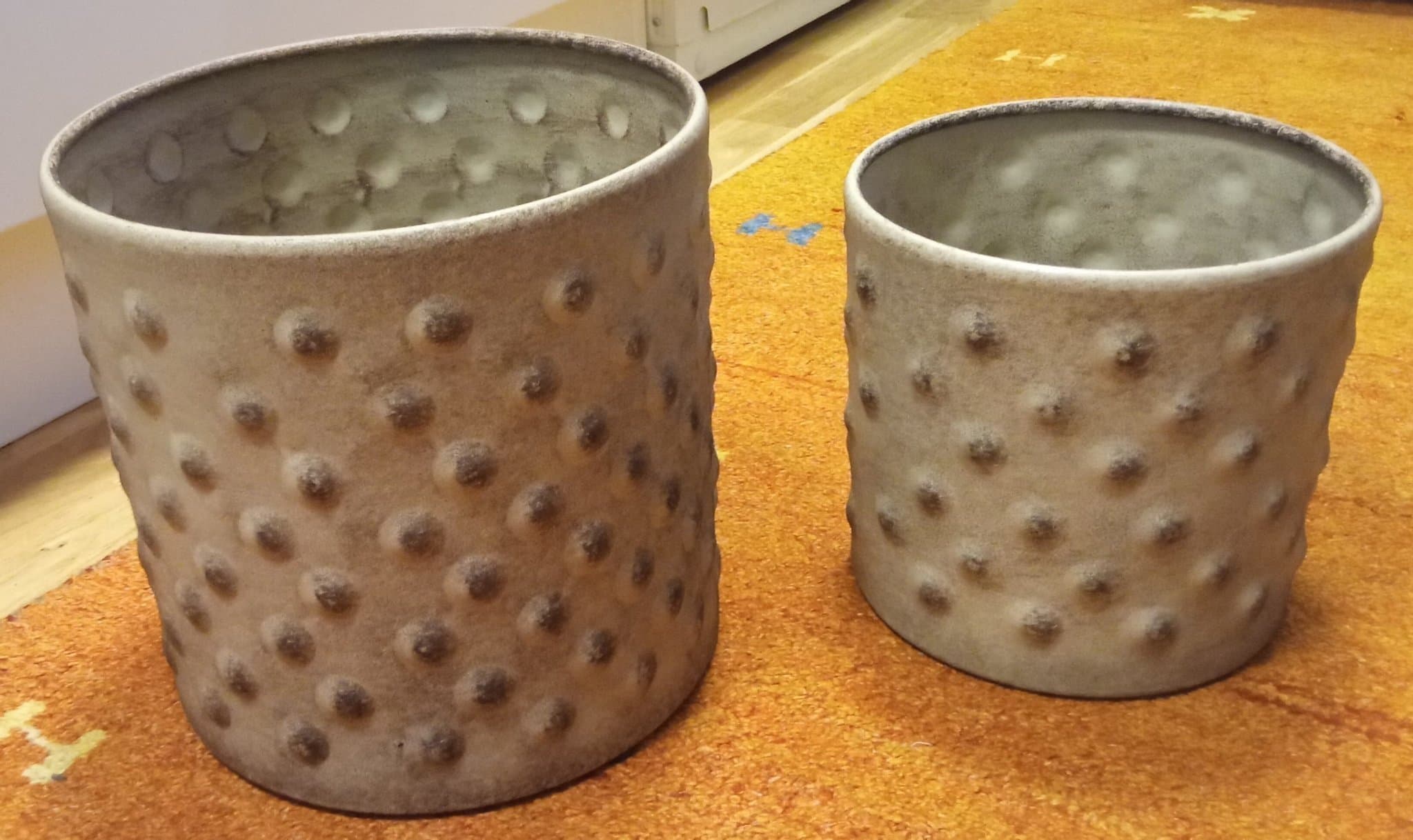 Clain, två st stora plåtkrukor med prickigt mönster