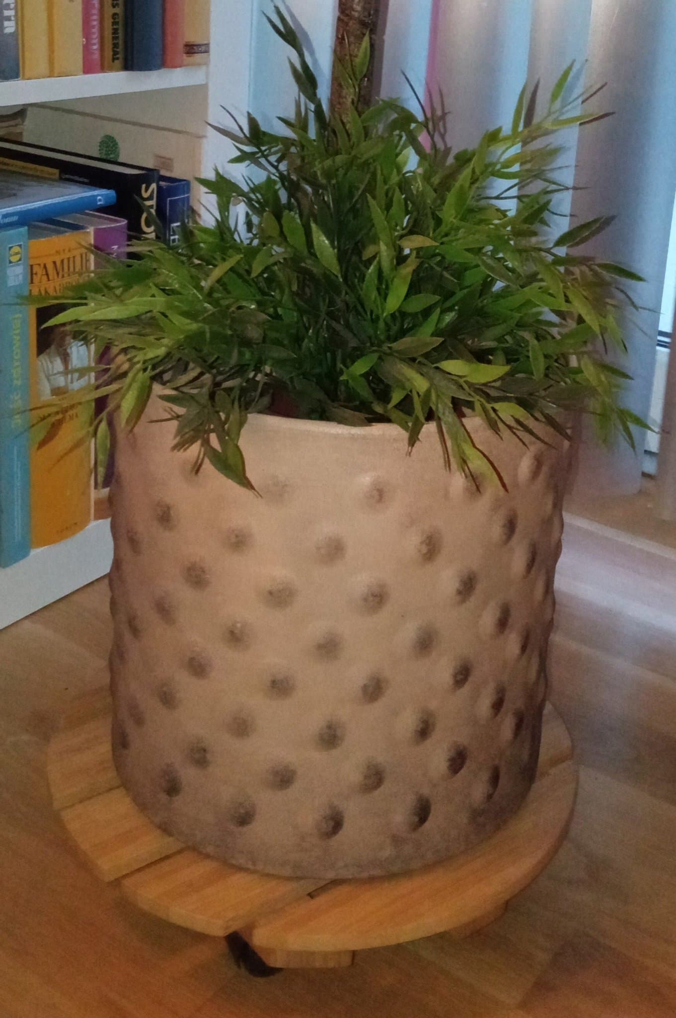 Clain, två st stora plåtkrukor med prickigt mönster