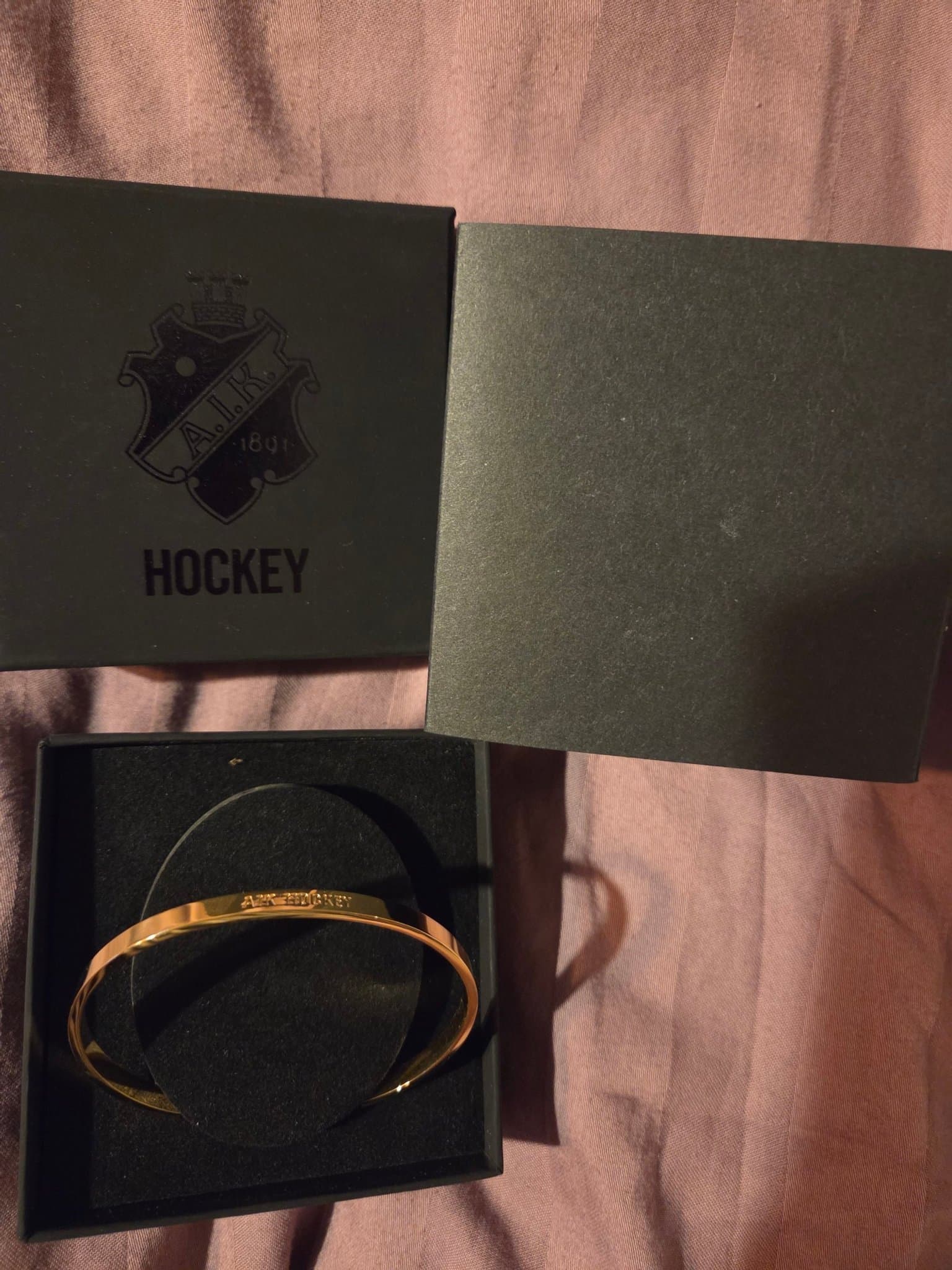 A.I.K. hockey töjbart vuxenarmband guld färg rostfritt stål