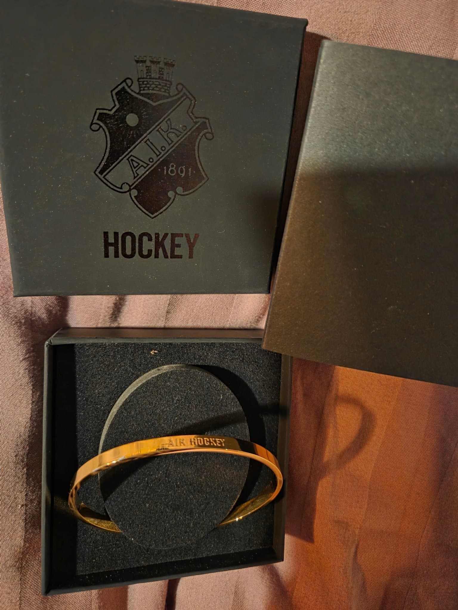 A.I.K. hockey töjbart vuxenarmband guld färg rostfritt stål