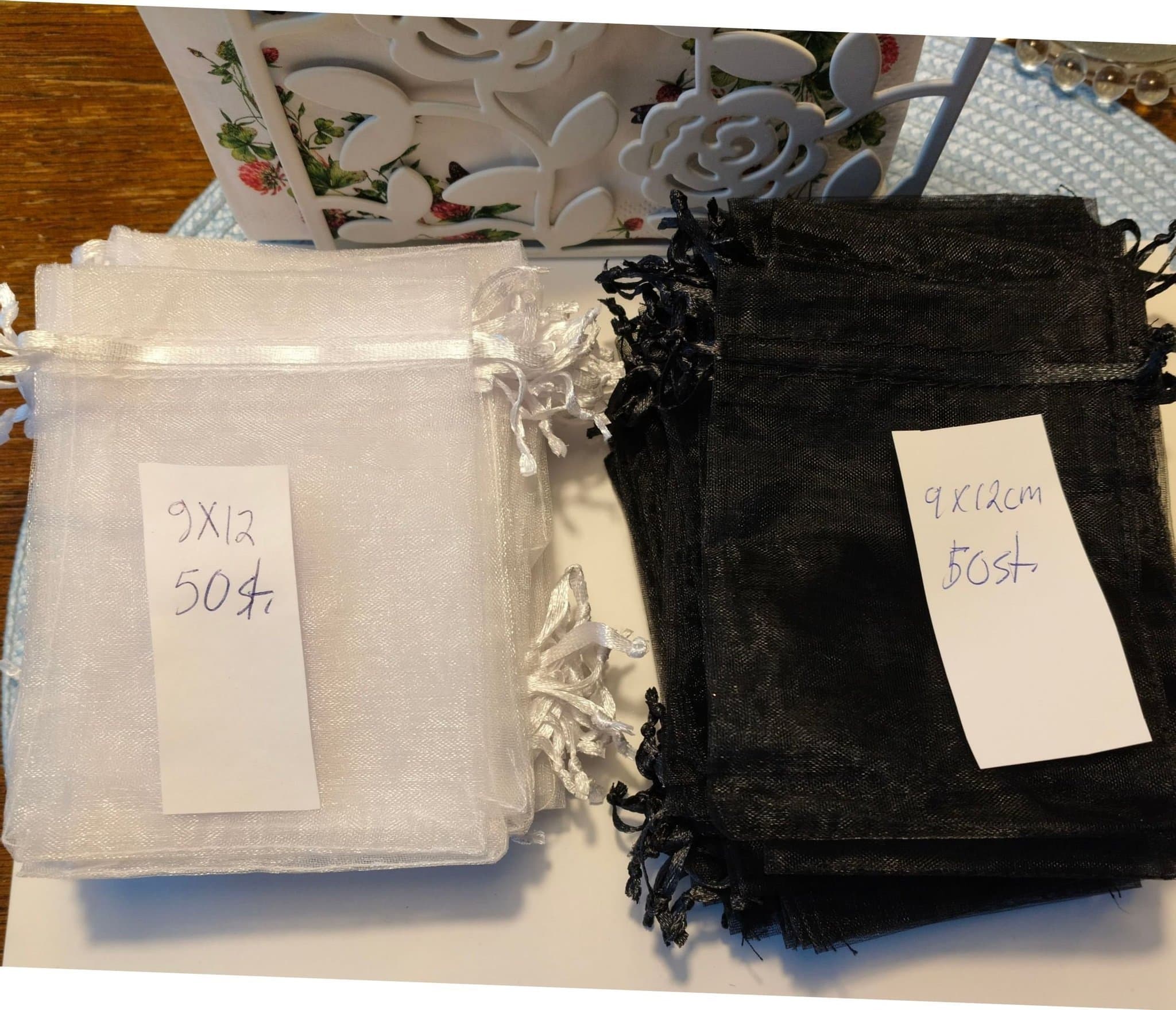 Helt Nya! 100 stycken smycke present /förvaring påsar i vitt och svart