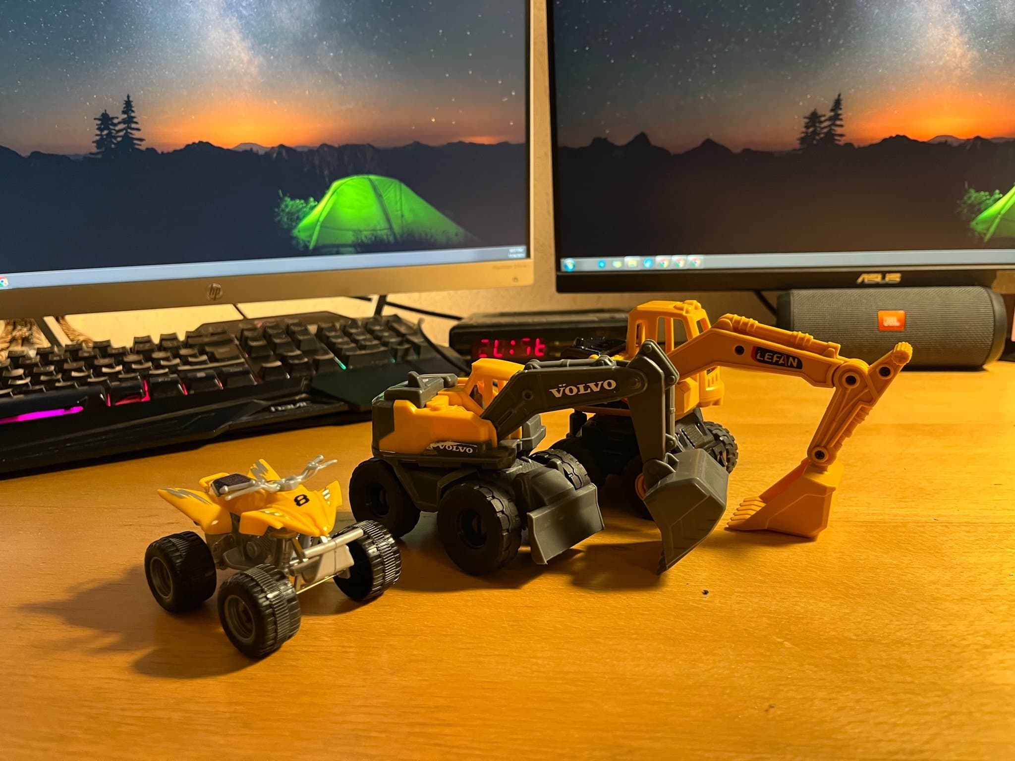 Leksaksfordon: Grävmaskiner och Fyrhjuling