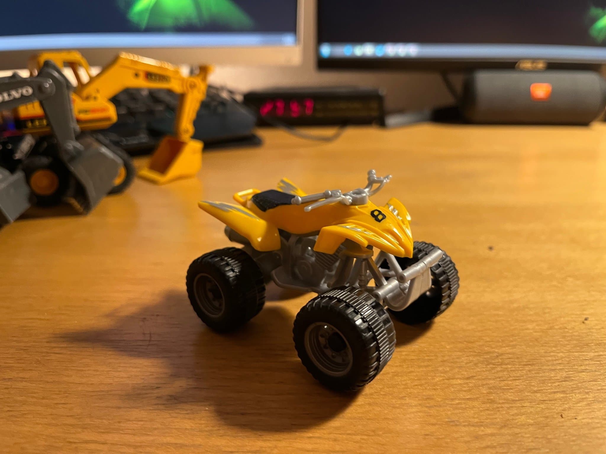 Leksaksfordon: Grävmaskiner och Fyrhjuling