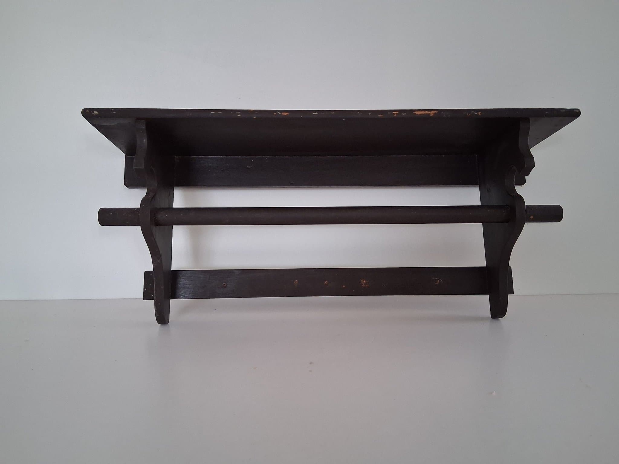 Svart Hylla med stång ca 50 cm lång