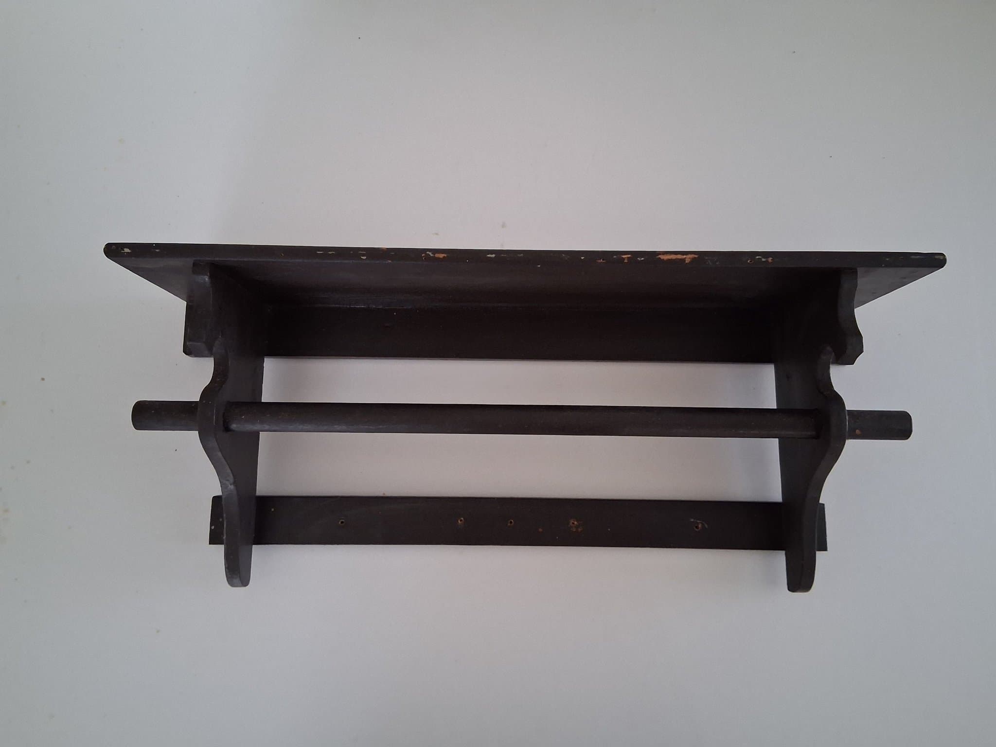 Svart Hylla med stång ca 50 cm lång