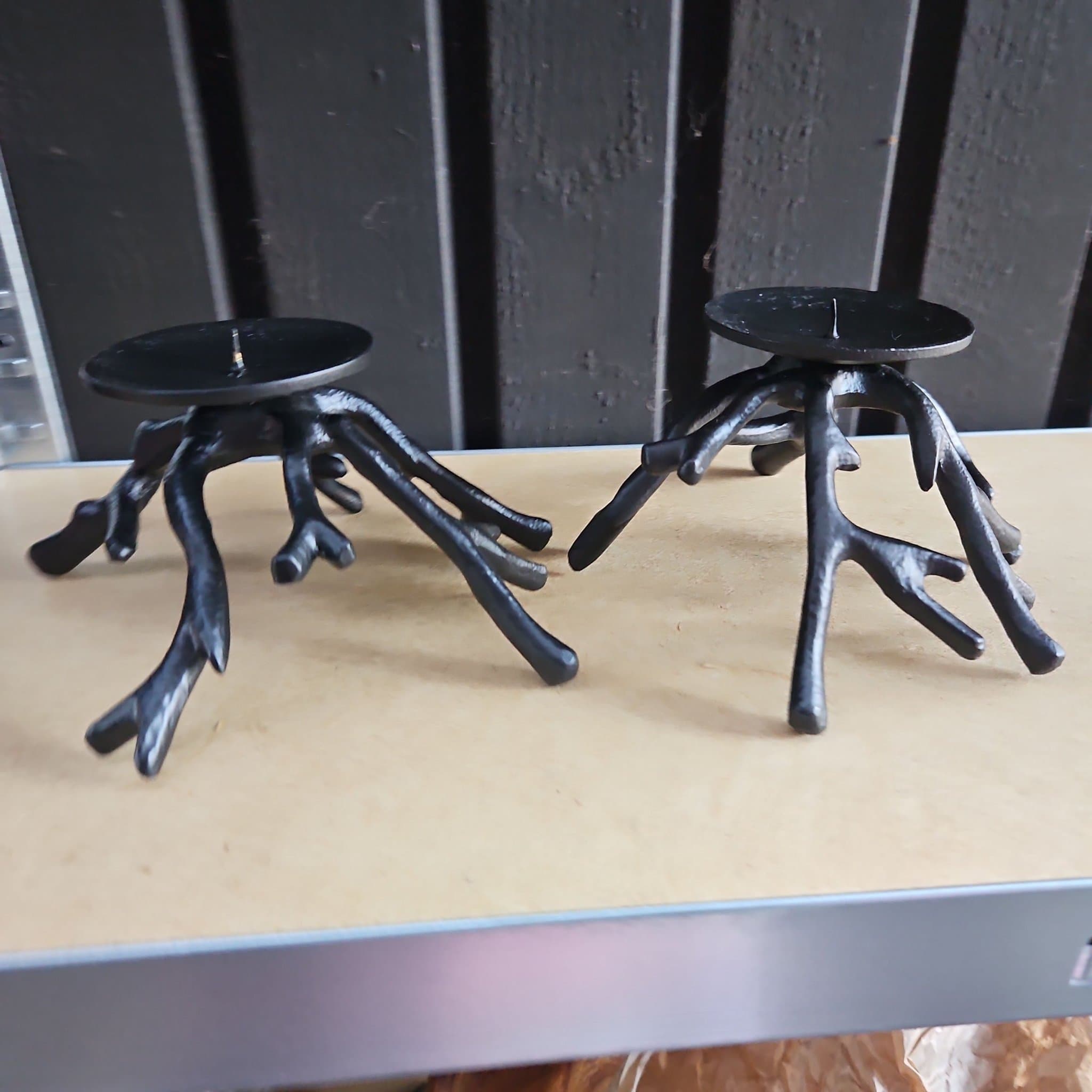 Ljusstakar i svart metall, 2 st