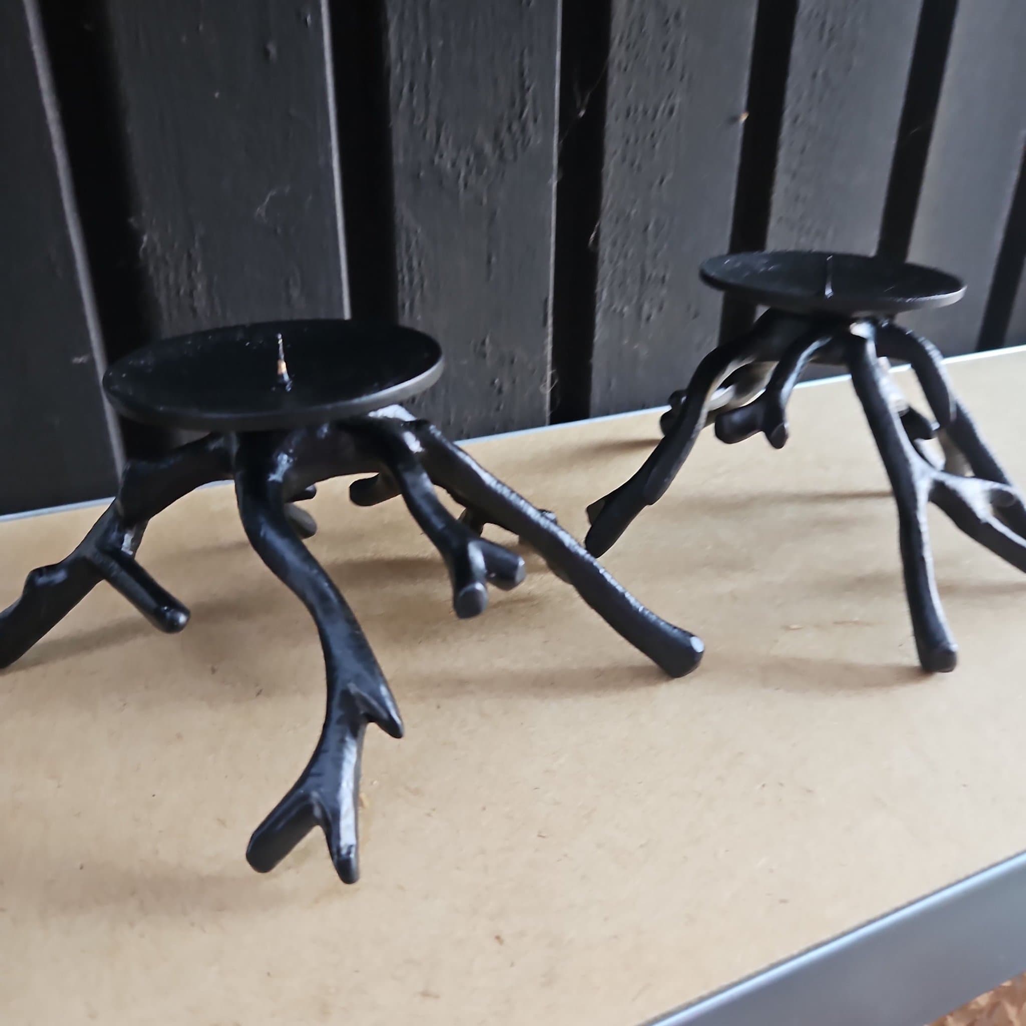 Ljusstakar i svart metall, 2 st