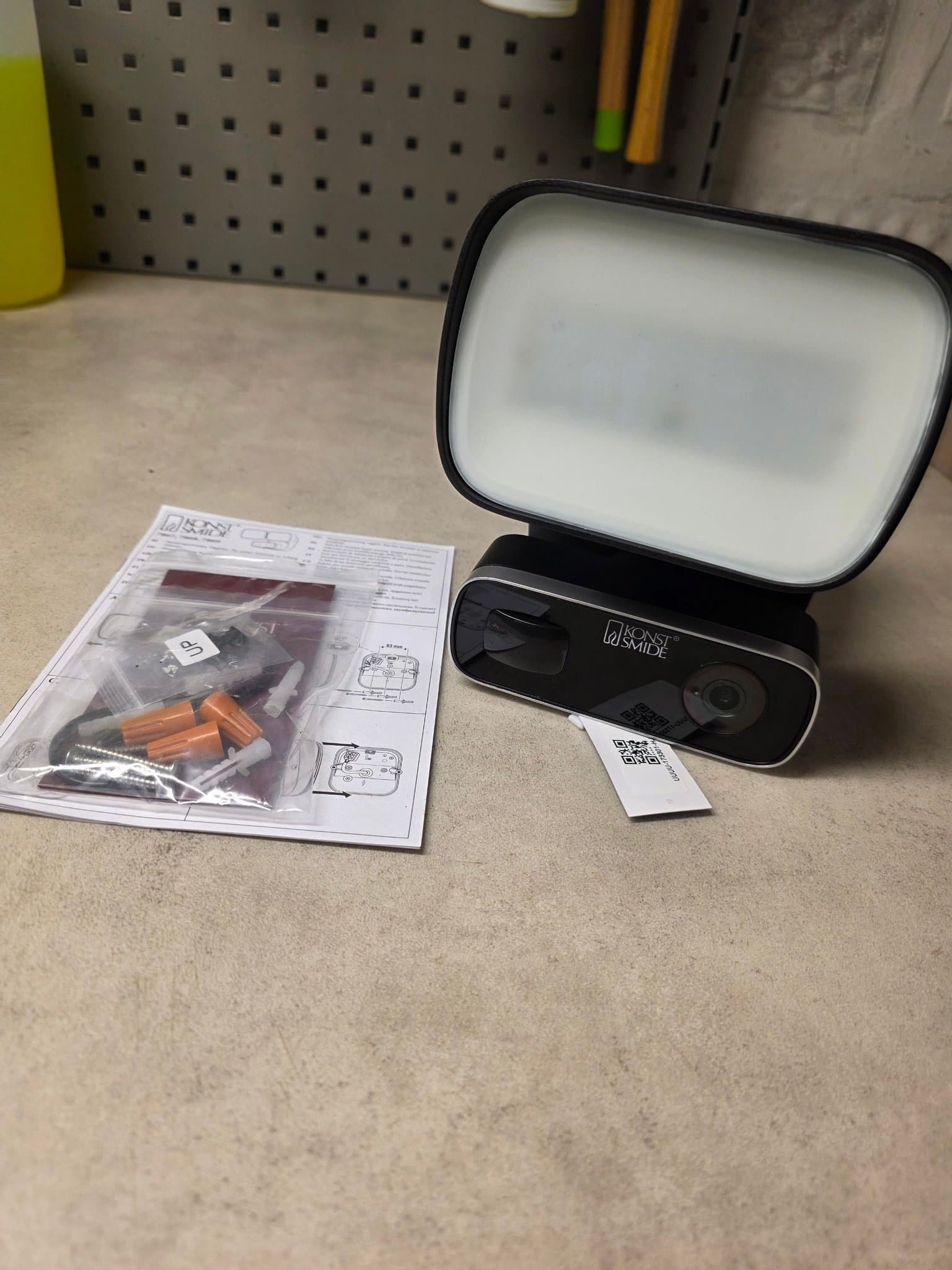 Smart utomhusbelysning med kamera, svart