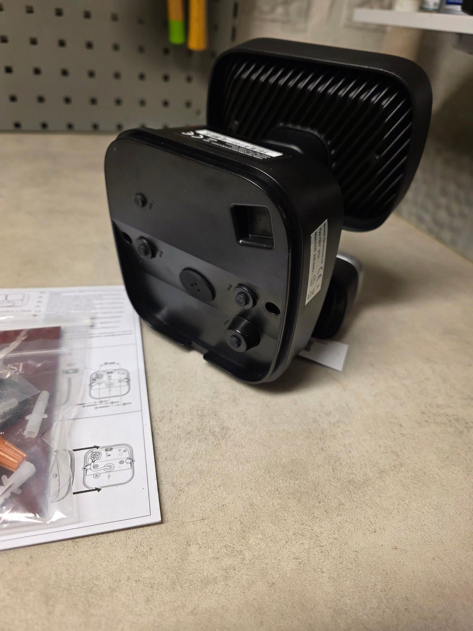 Smart utomhusbelysning med kamera, svart