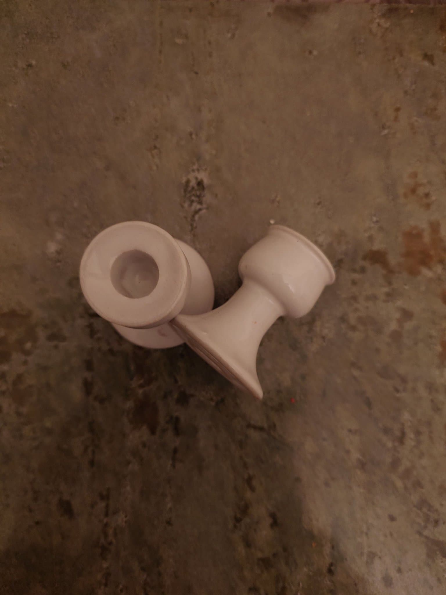 Två vita ljusstakar