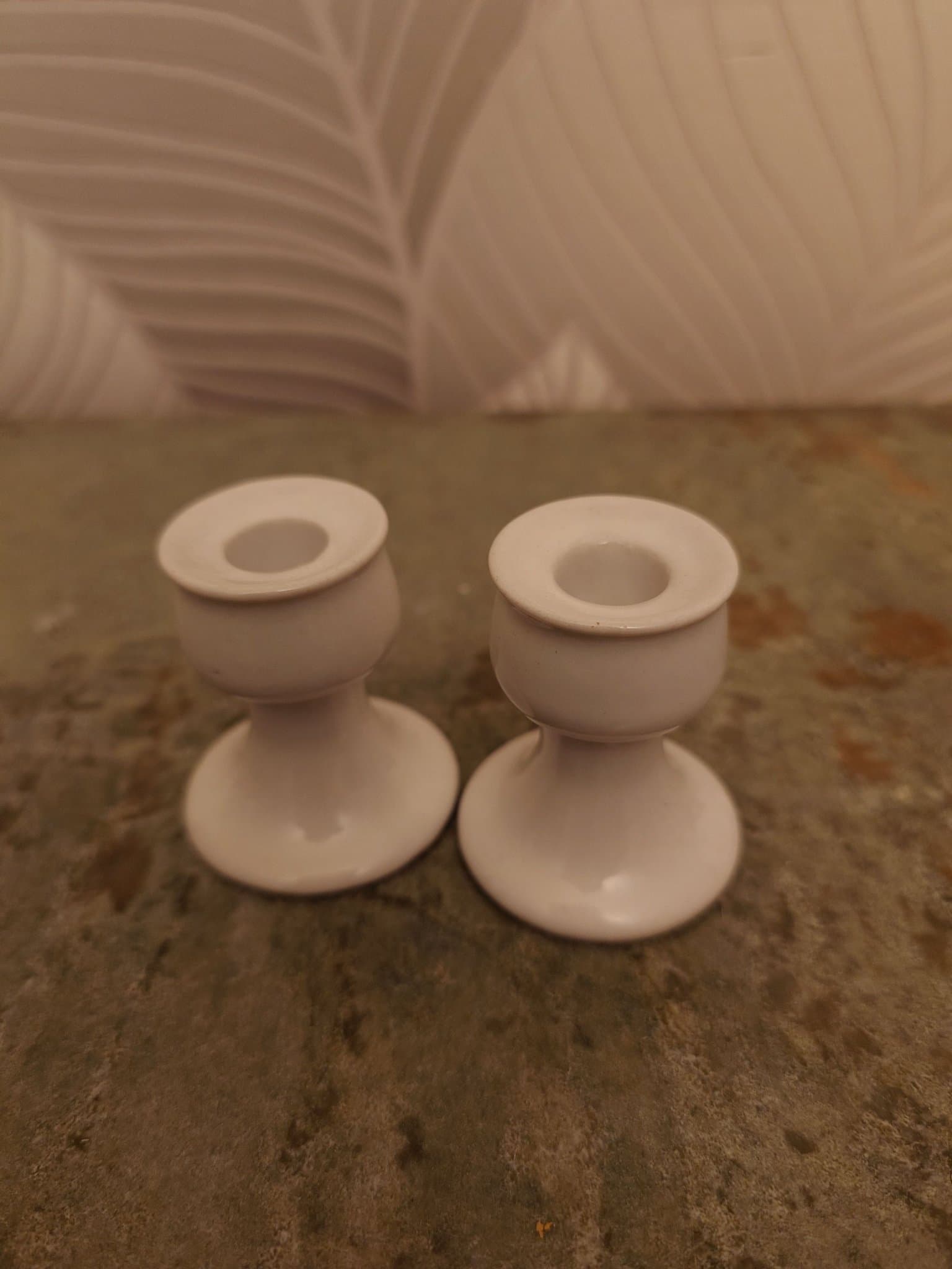 Två vita ljusstakar