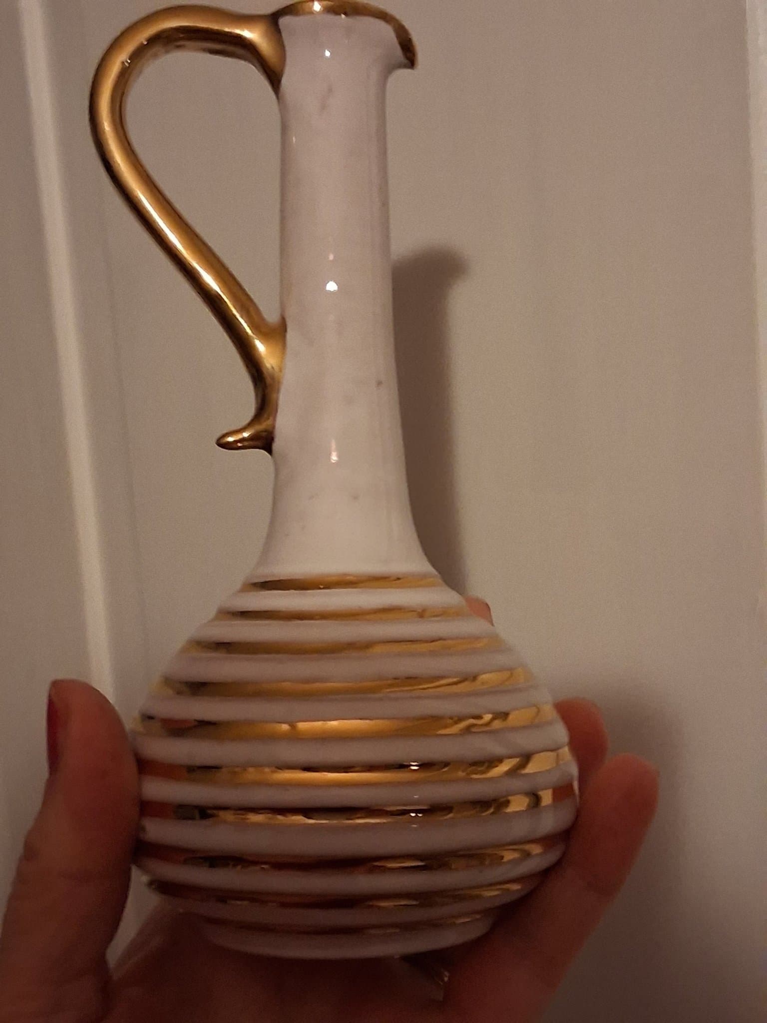 Vit vas med guldränder