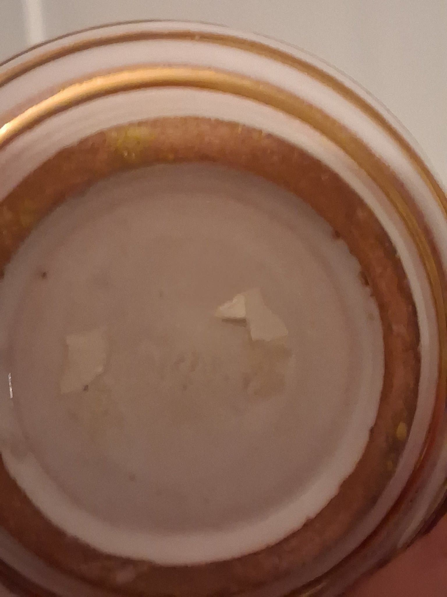 Vit vas med guldränder