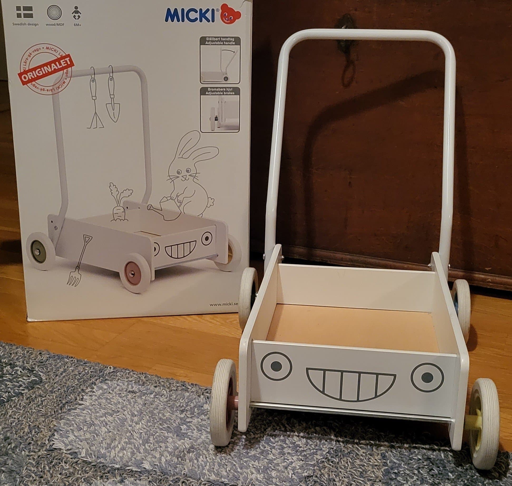 Micki Lära-gå-vagn, ställbart handtag, bromsbara hjul, använd endast inomhus.