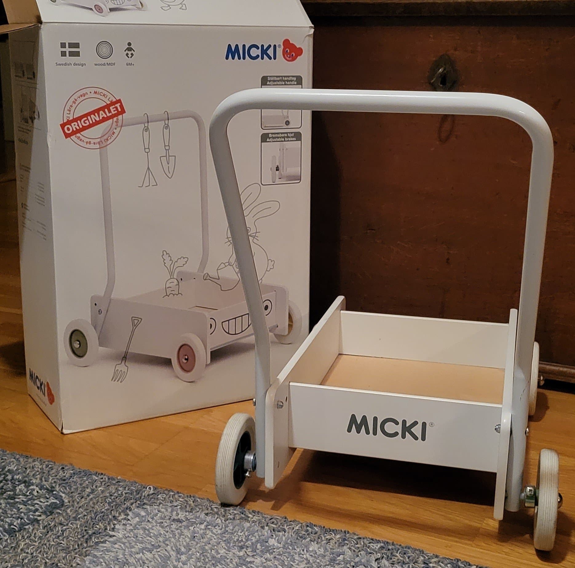 Micki Lära-gå-vagn, ställbart handtag, bromsbara hjul, använd endast inomhus.