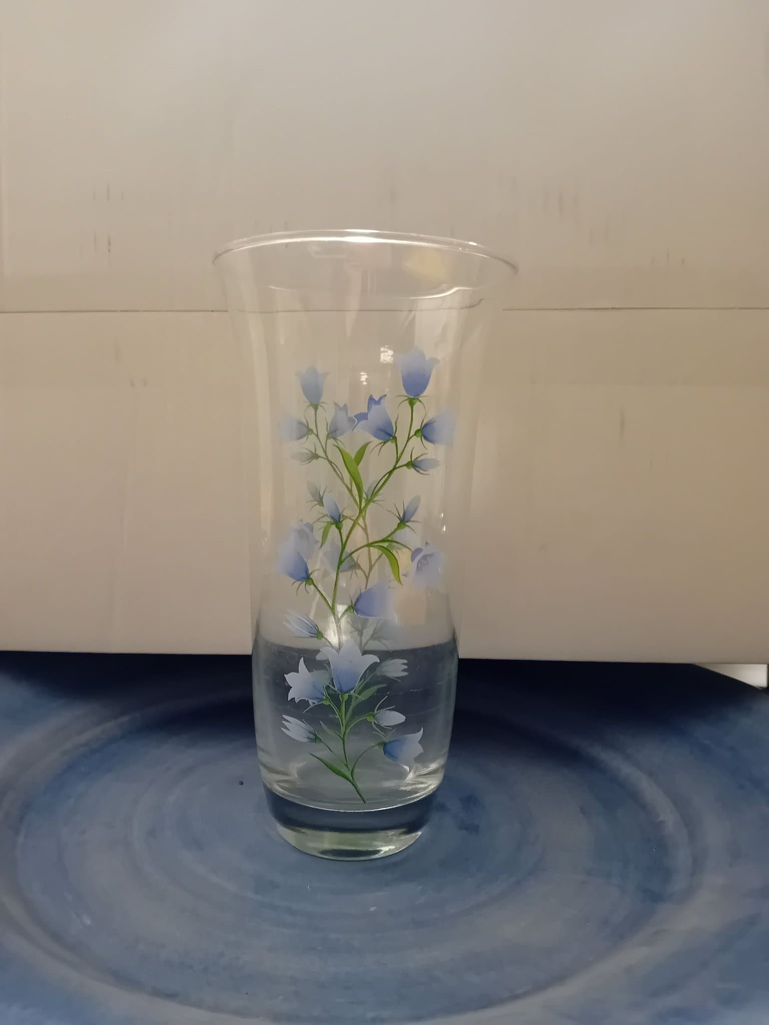 Elegant vas i glas med blå blommor – Skandinavisk formkänsla och tidlös charm