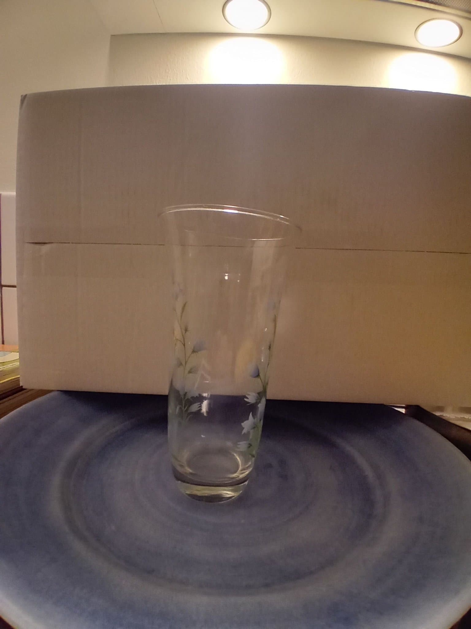 Elegant vas i glas med blå blommor – Skandinavisk formkänsla och tidlös charm