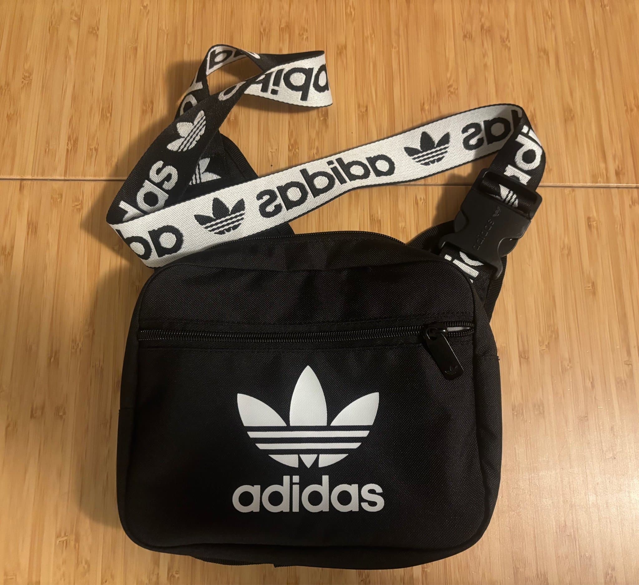 Paket: 3 Adidas Väskor (Axelremsväska, Midjeväska) & 1 Kamouflage Axelremsväska