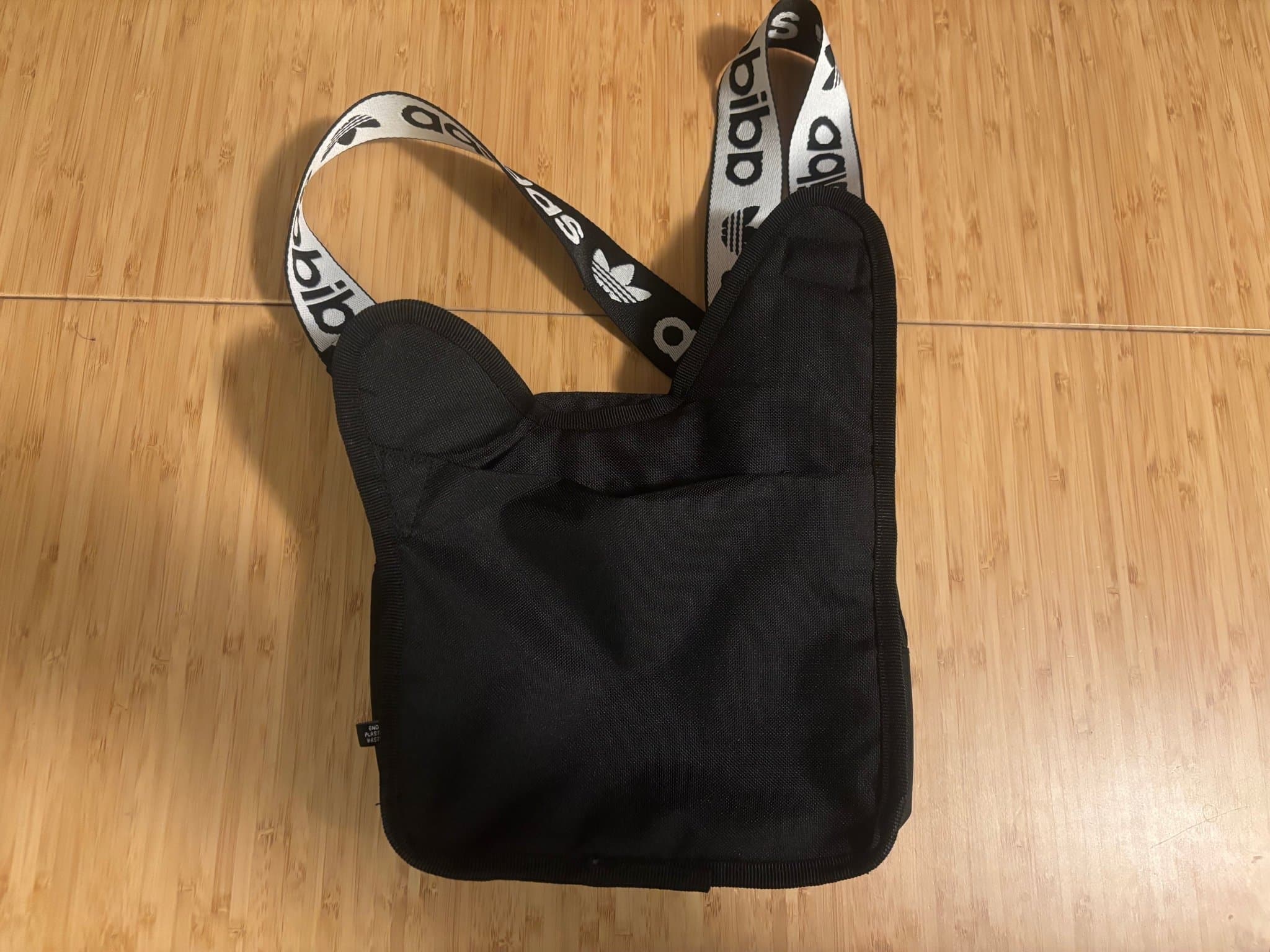 Paket: 3 Adidas Väskor (Axelremsväska, Midjeväska) & 1 Kamouflage Axelremsväska