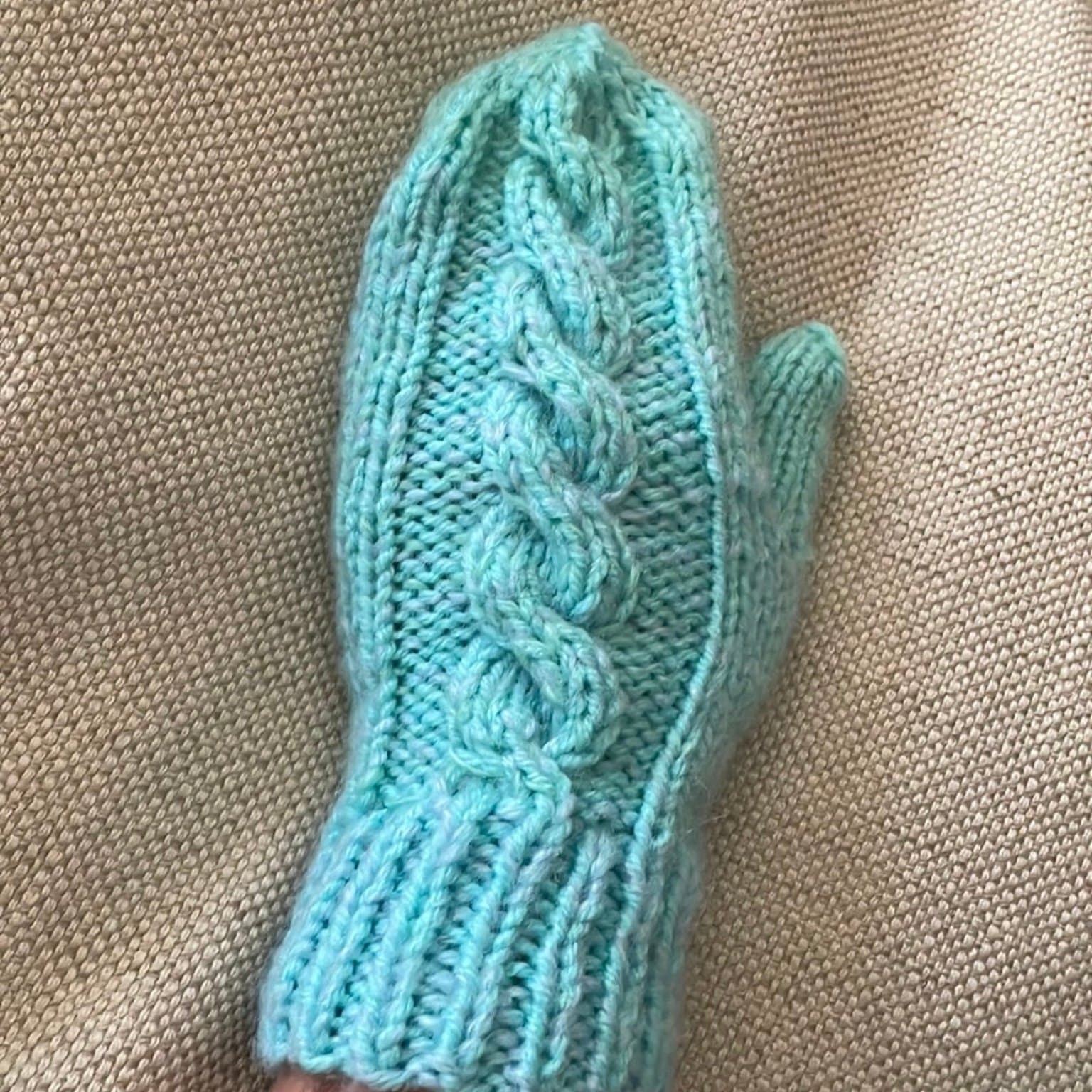 Ljusblå vante hemstickade