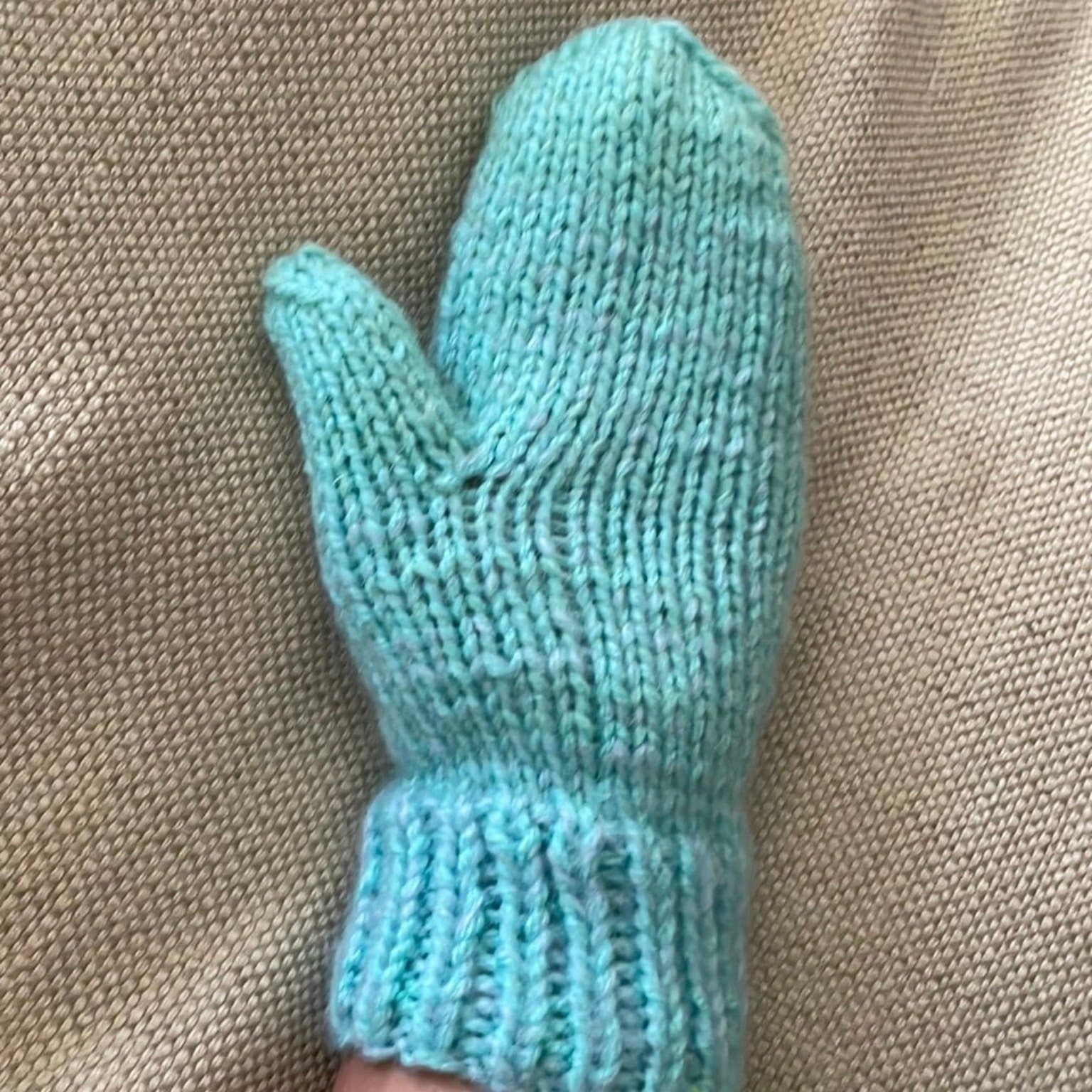 Ljusblå vante hemstickade