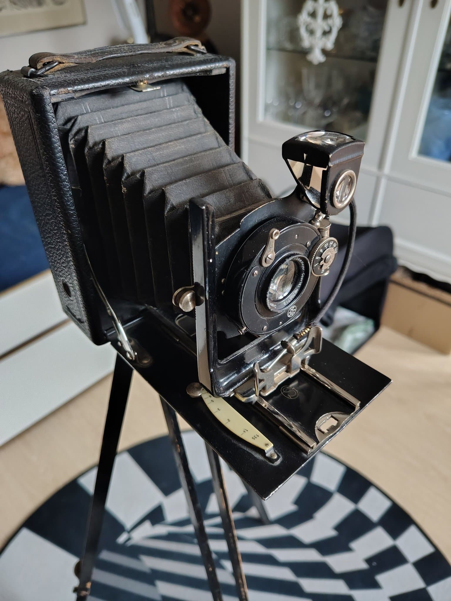 Antik bälgkamera med stativ. Glünz mod.3