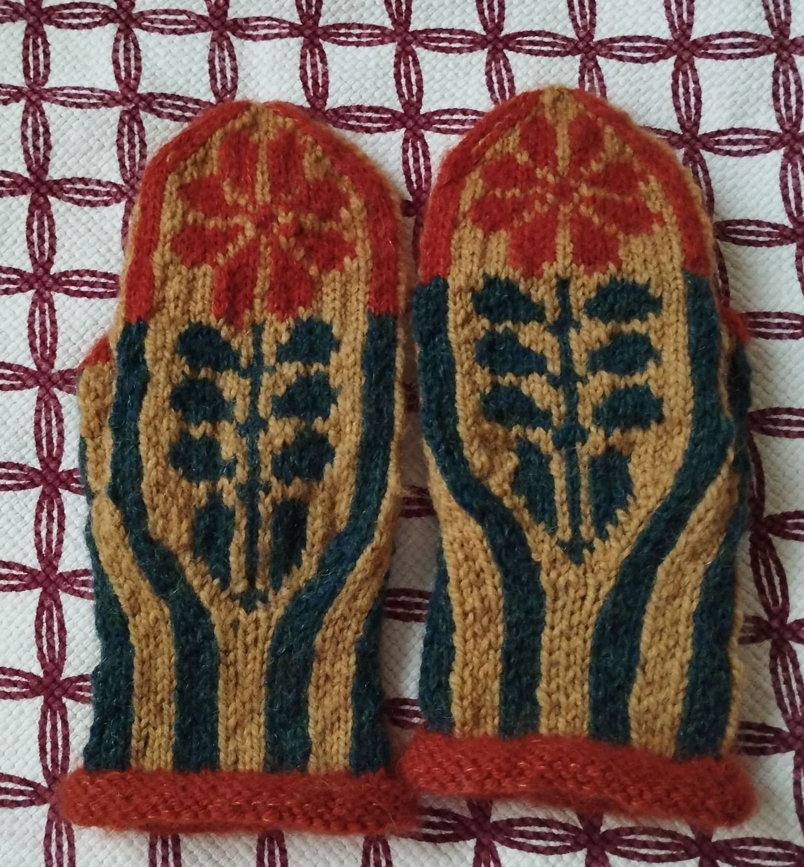 Handstickade vantar i ullmix, mönster "Blomma"