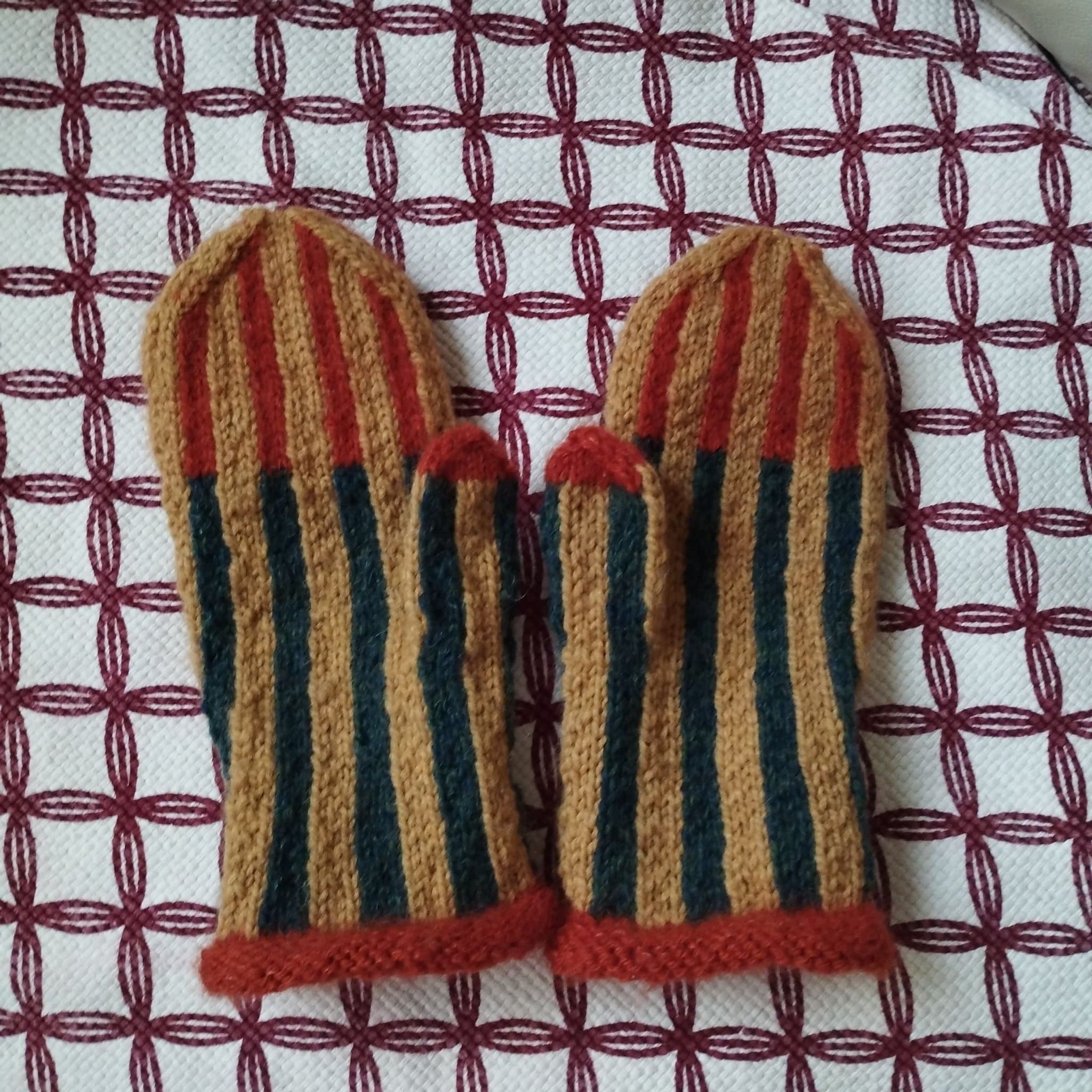 Handstickade vantar i ullmix, mönster "Blomma"