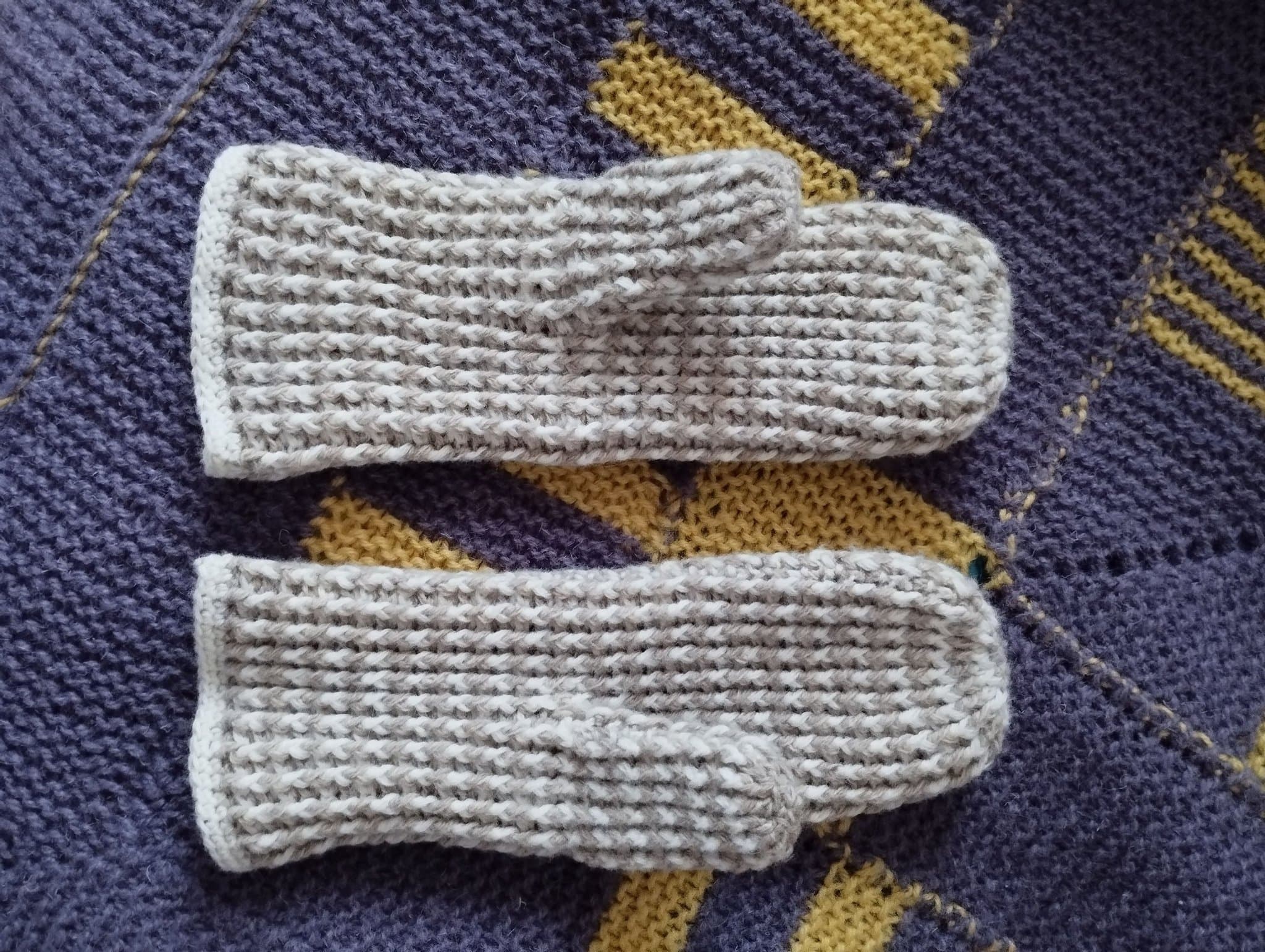 Handvirkade vantar "Frost" i ull med tweed mönster