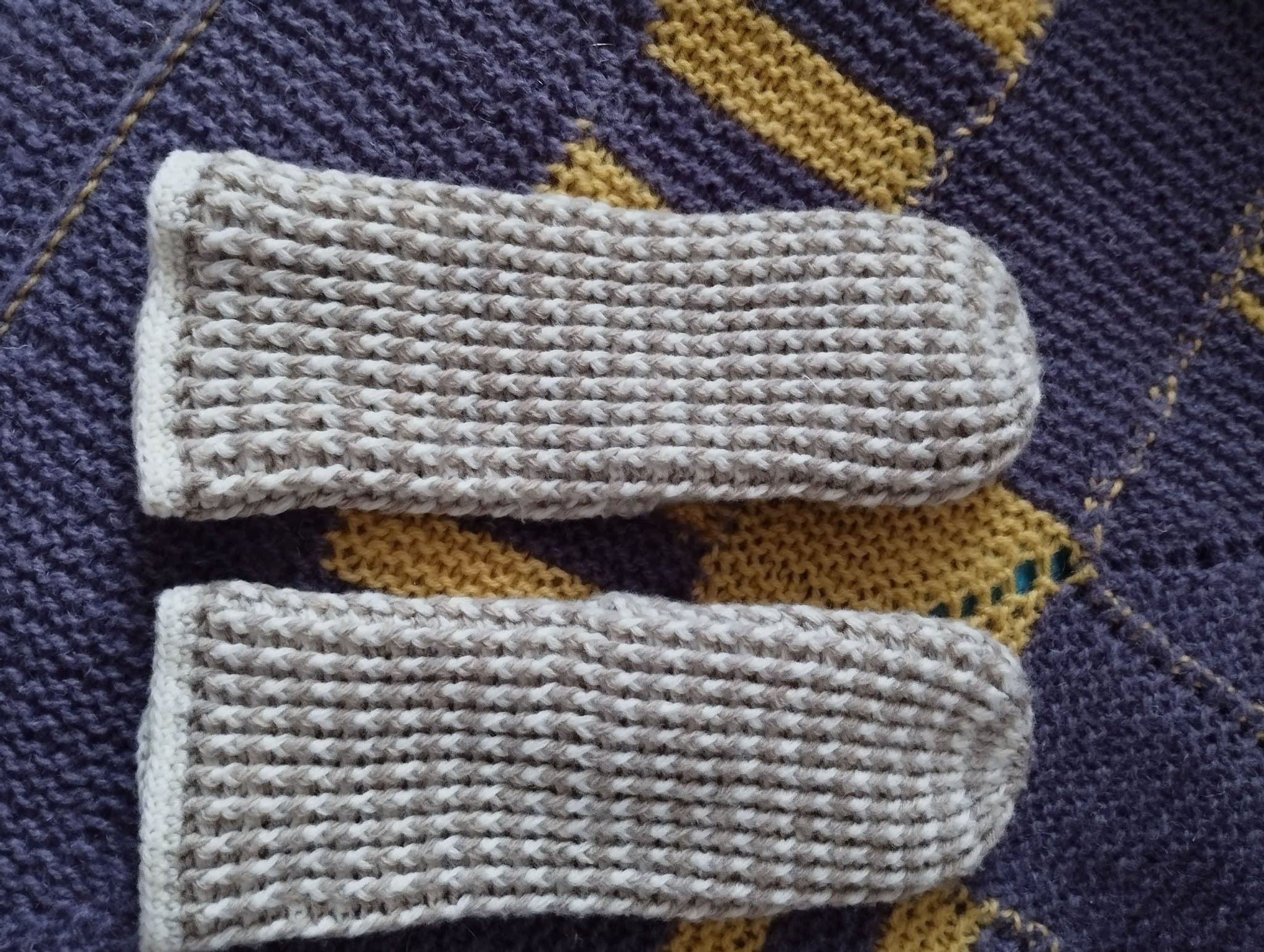 Handvirkade vantar "Frost" i ull med tweed mönster