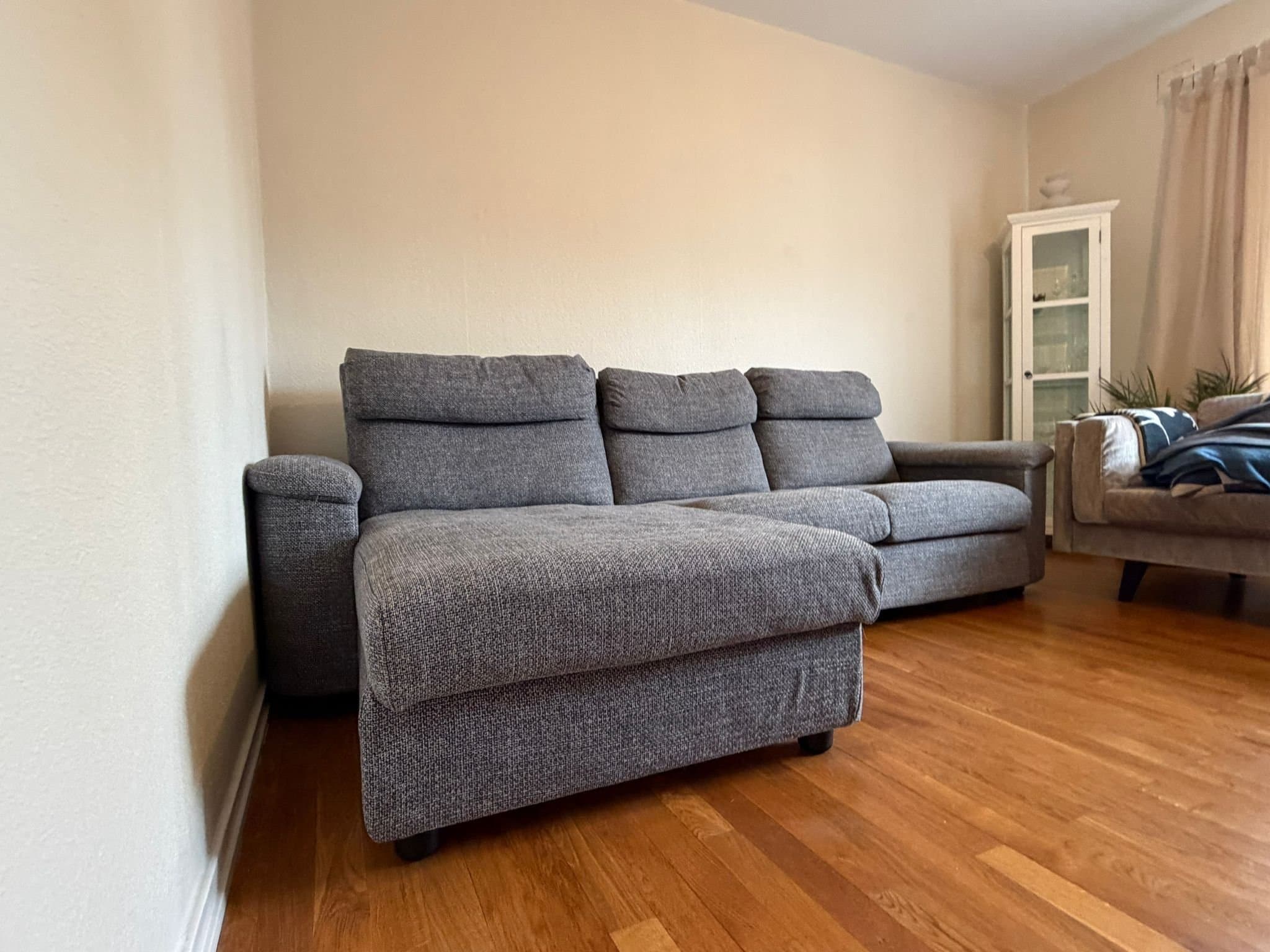 IKEAs Lidhult ljusgrå divansoffa, Fri Hemkörning