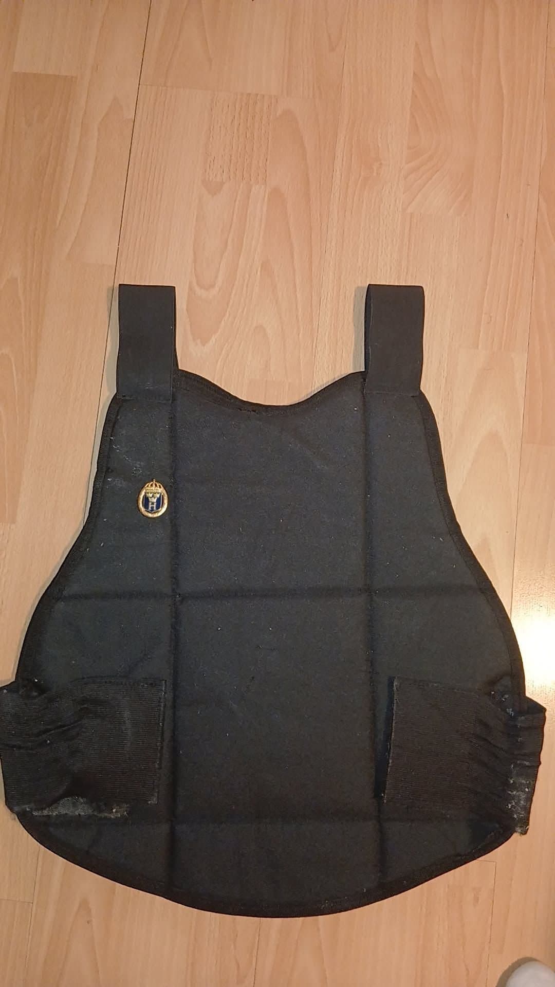 Svart väst för airsoft med hemvärnets emblem