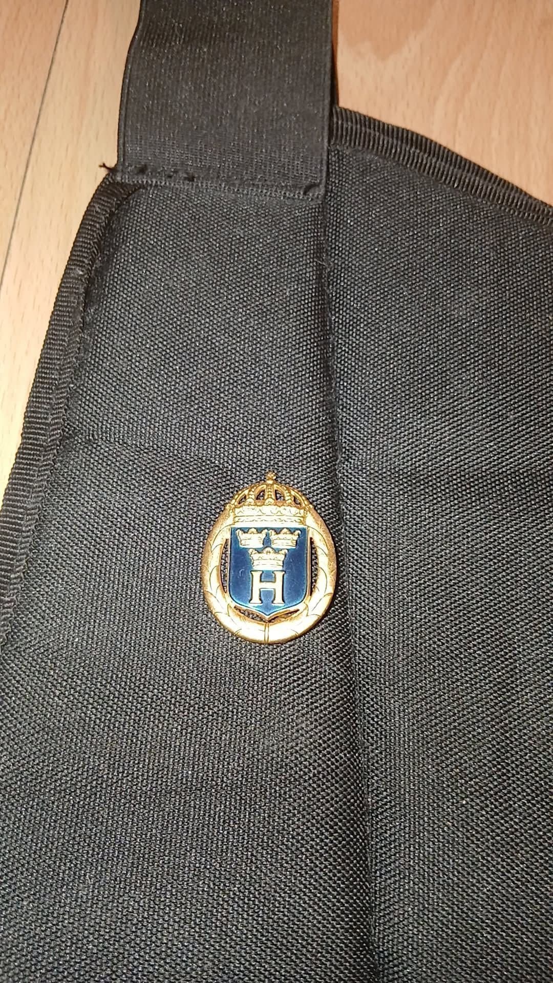Svart väst för airsoft med hemvärnets emblem