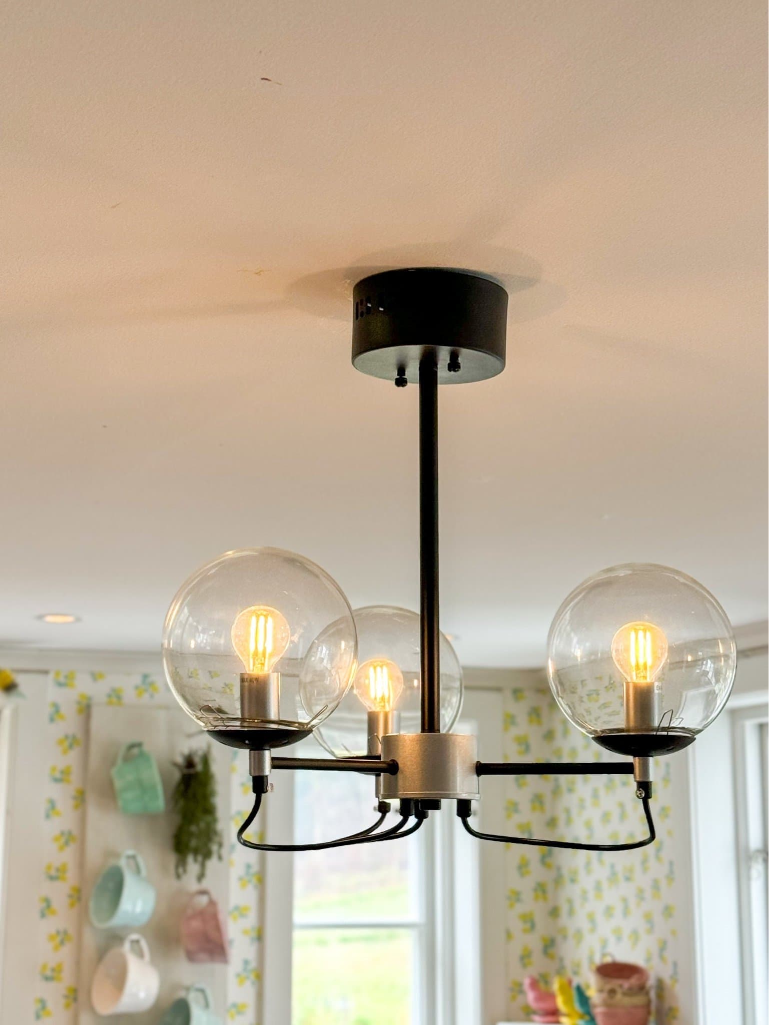 Taklampa Mekko – 3 glaskupor – svart/guld – SE Möbler