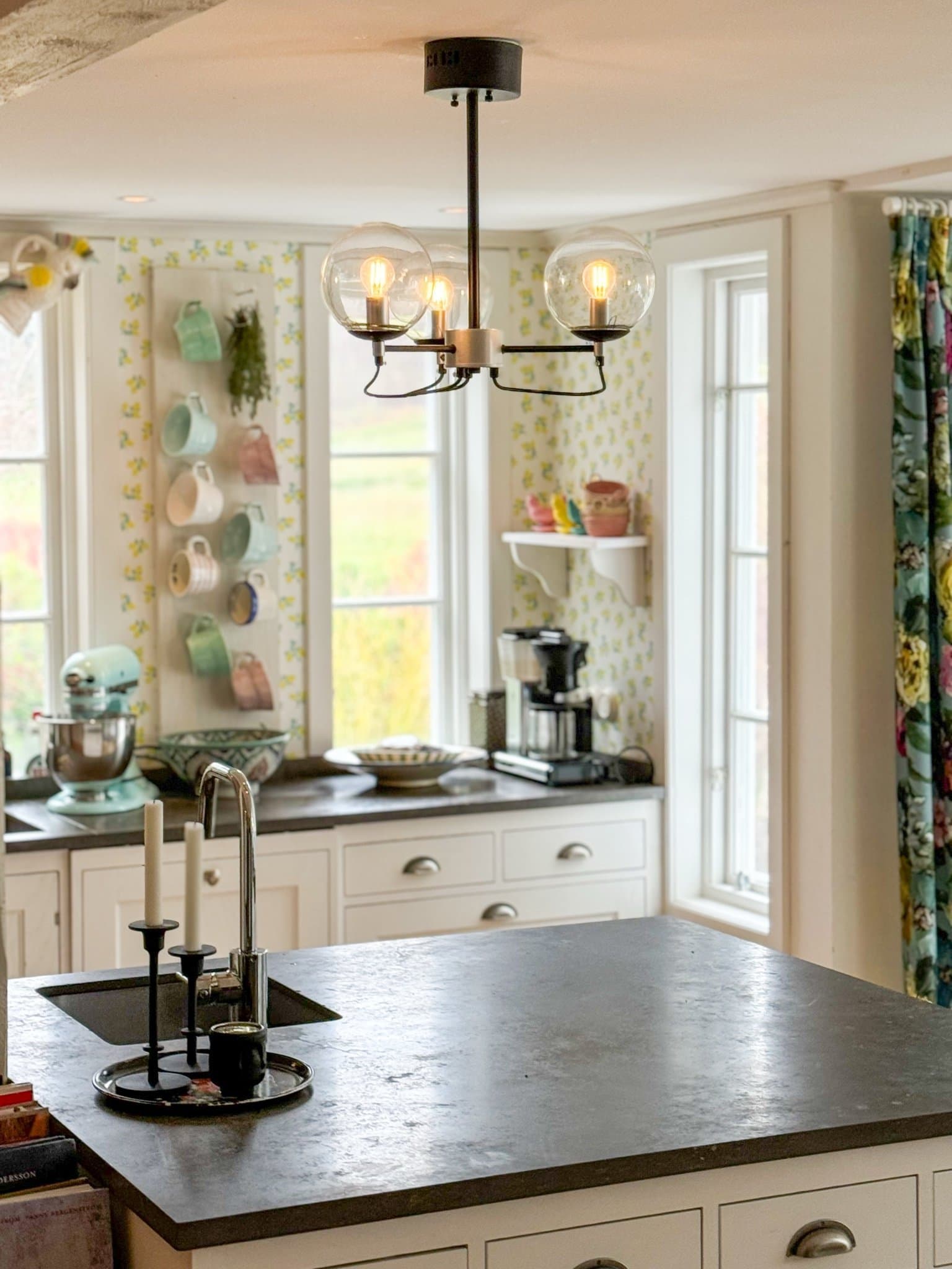 Taklampa Mekko – 3 glaskupor – svart/guld – SE Möbler