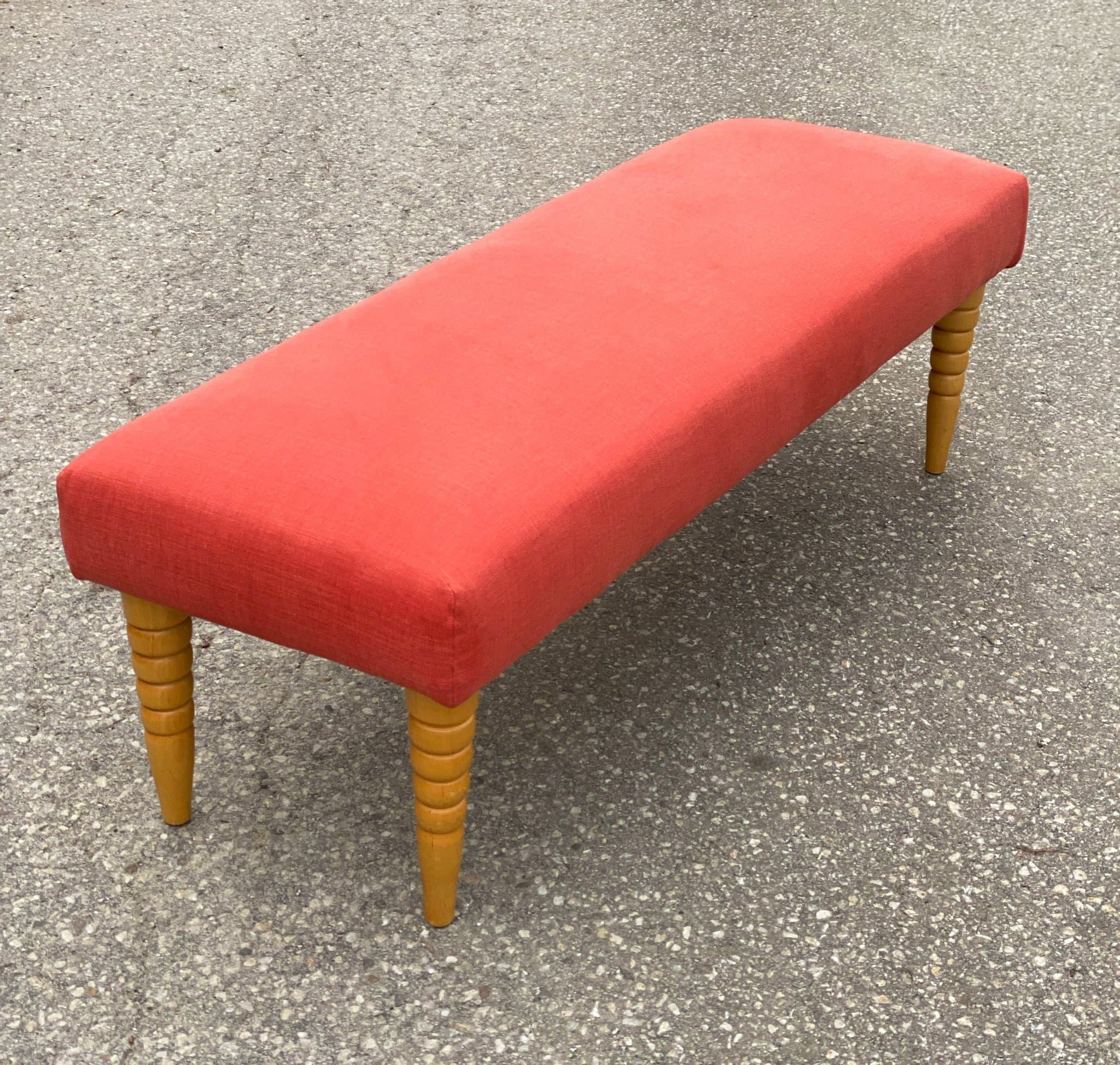 Vintage Sittbänk - Stoppad Sits i Korallrött Linnetyg - Svarvade Träben