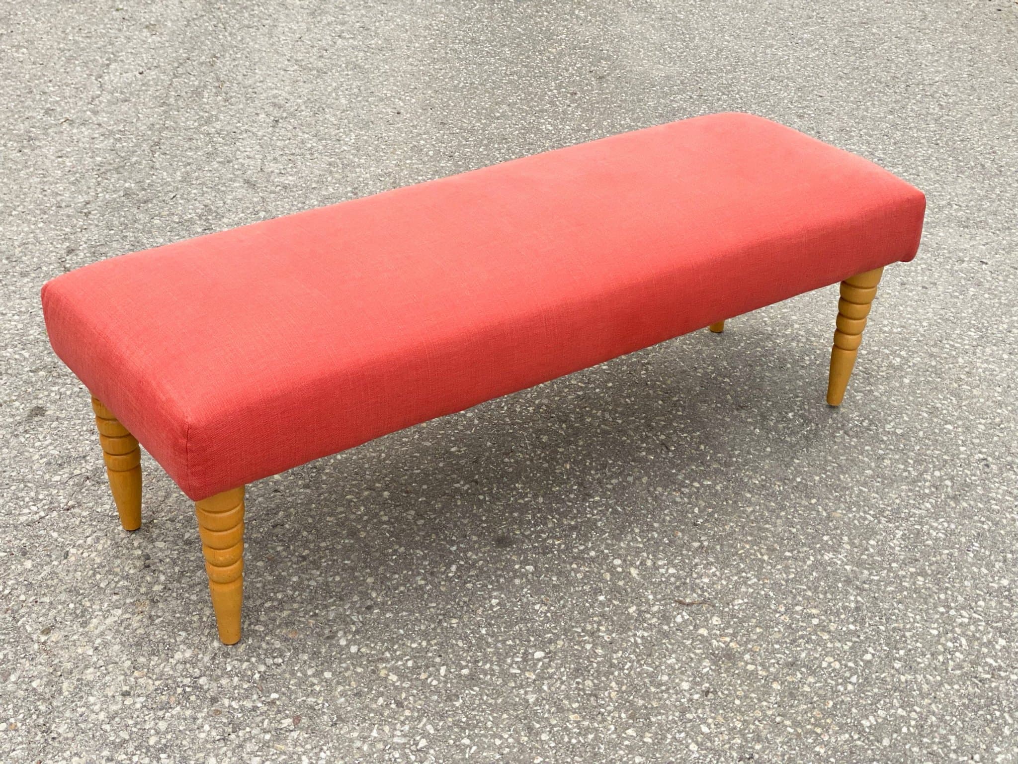 Vintage Sittbänk - Stoppad Sits i Korallrött Linnetyg - Svarvade Träben