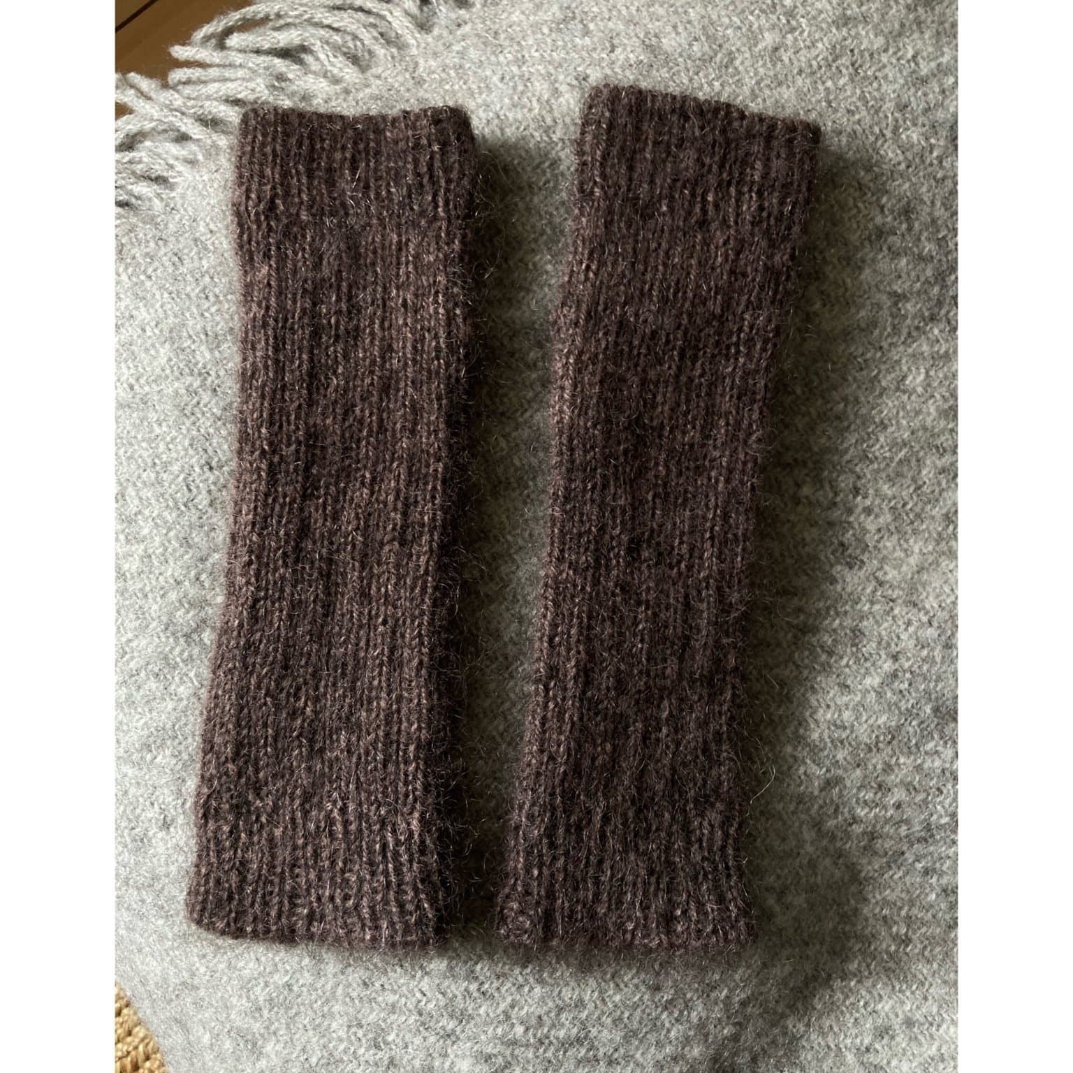 Vackra handstickade torgvantar, ribbstickade handledsvärmare