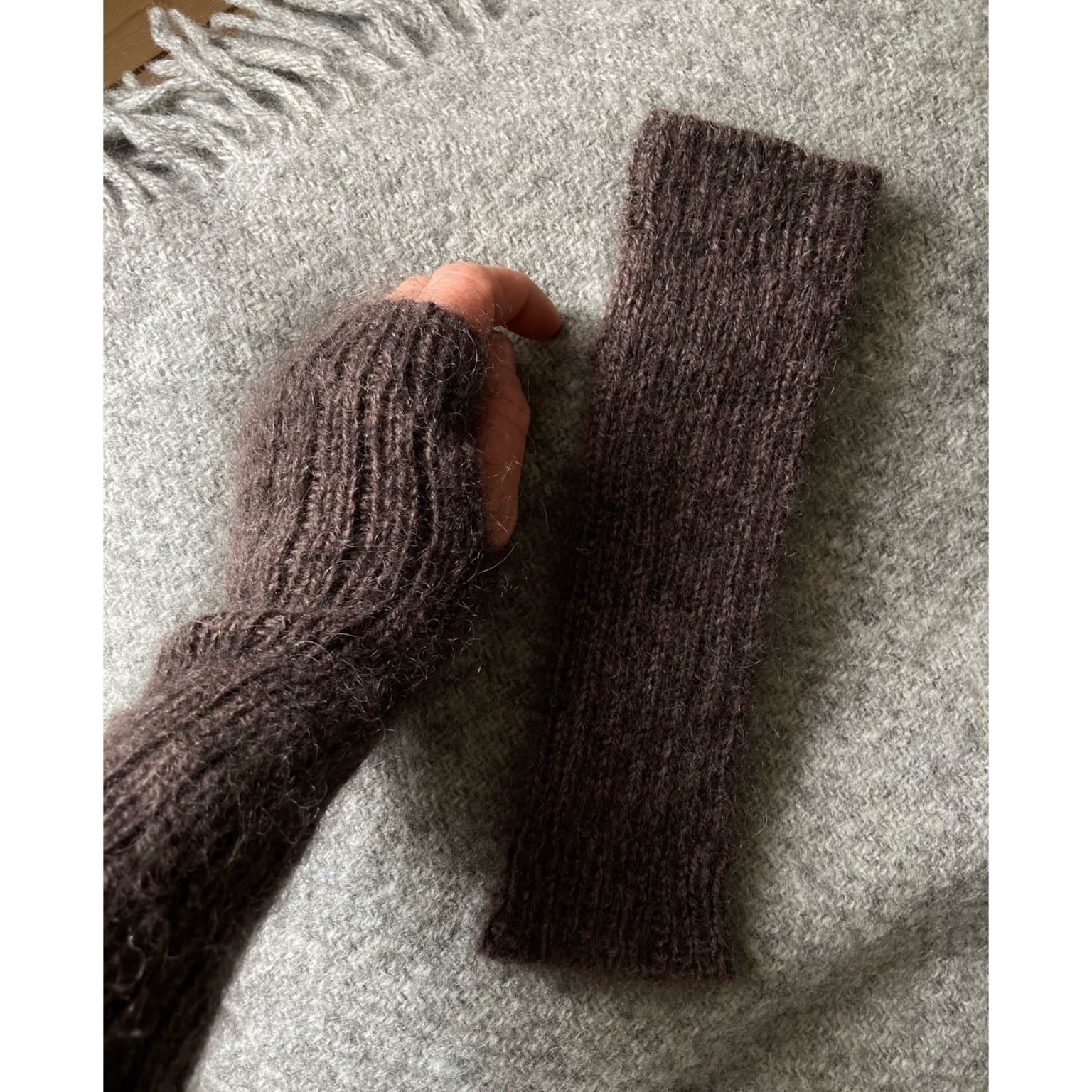 Vackra handstickade torgvantar, ribbstickade handledsvärmare