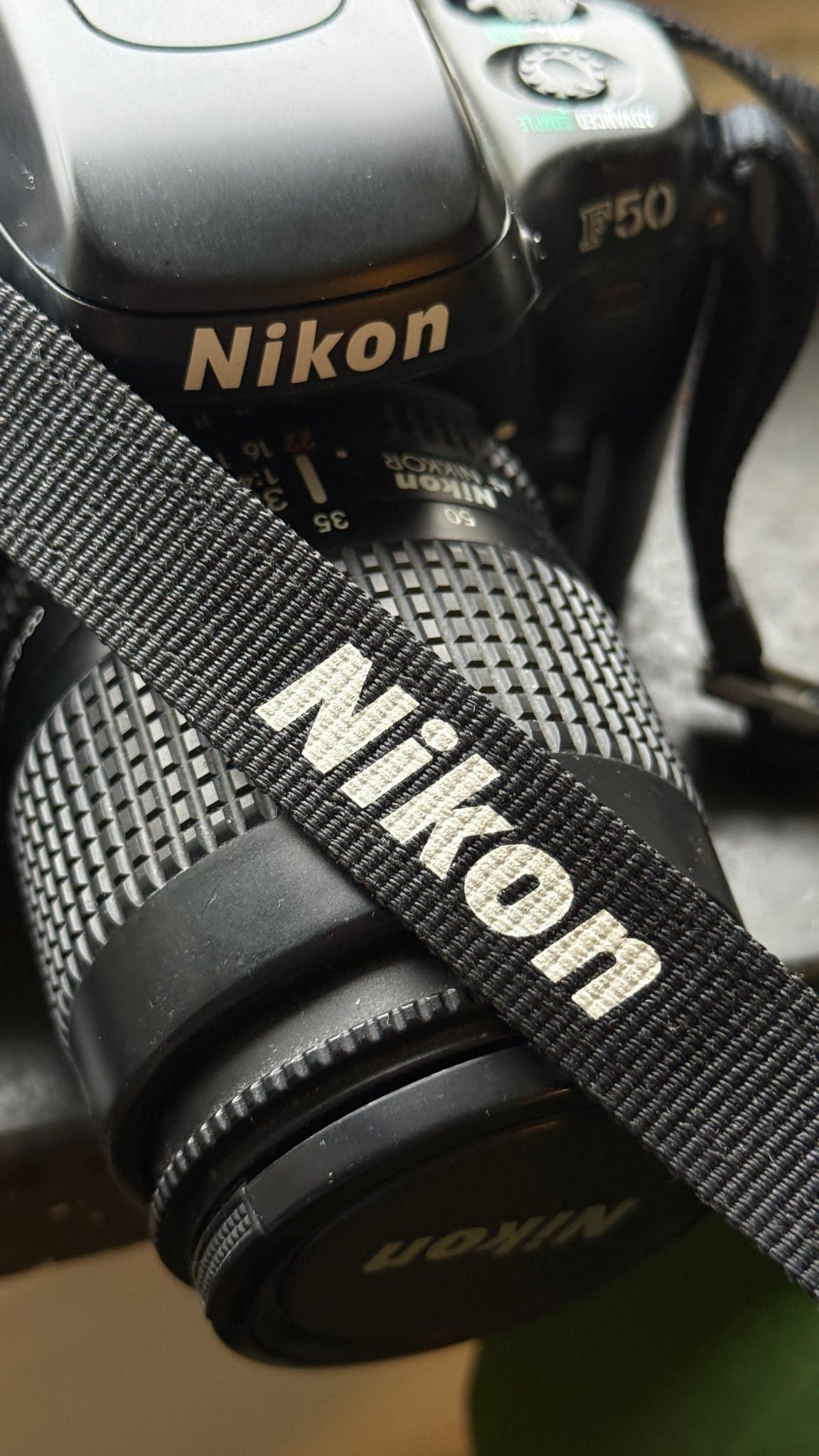 Nikon F50 Analog systemkamera med batterier och film.