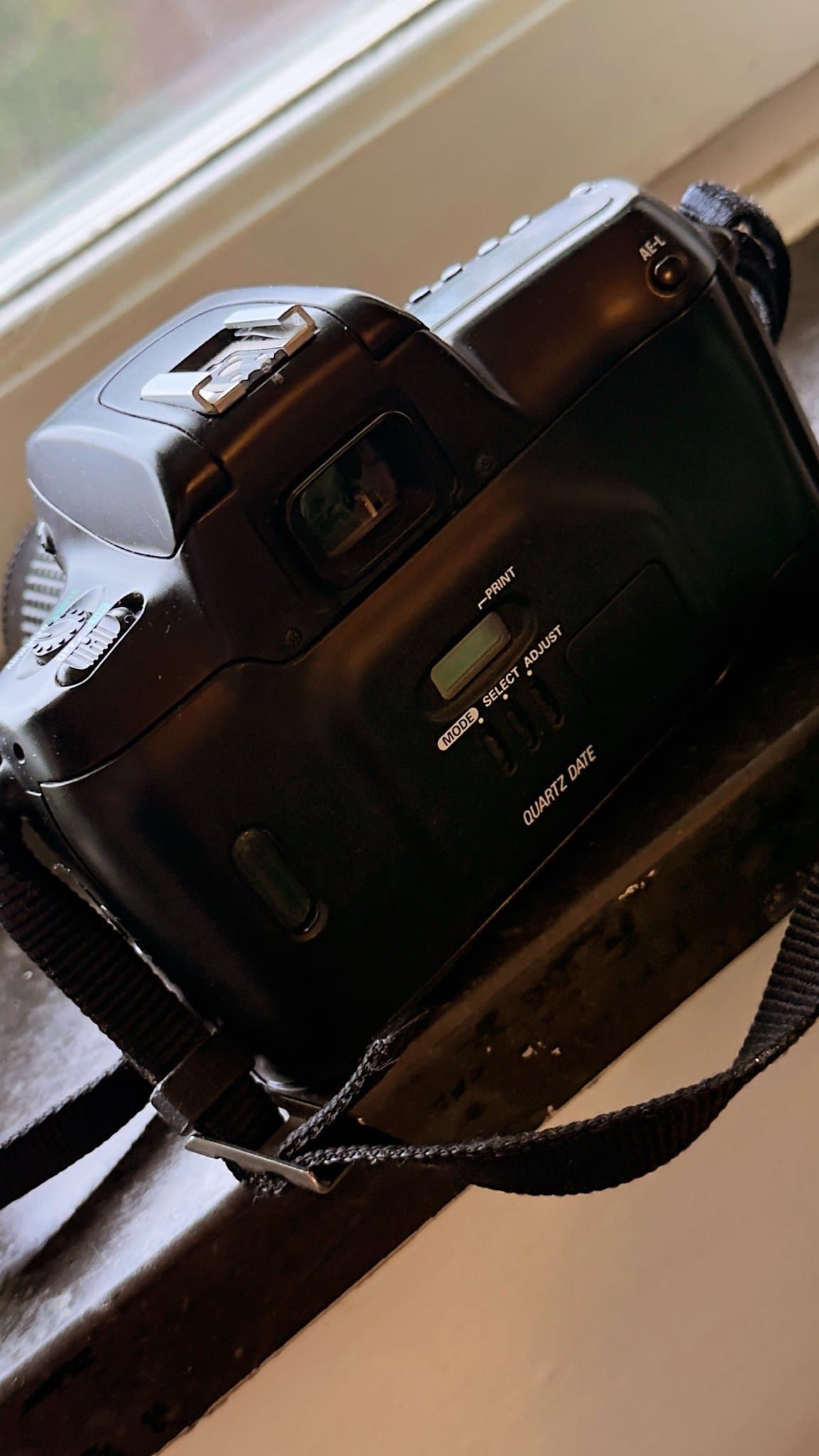 Nikon F50 Analog systemkamera med batterier och film.