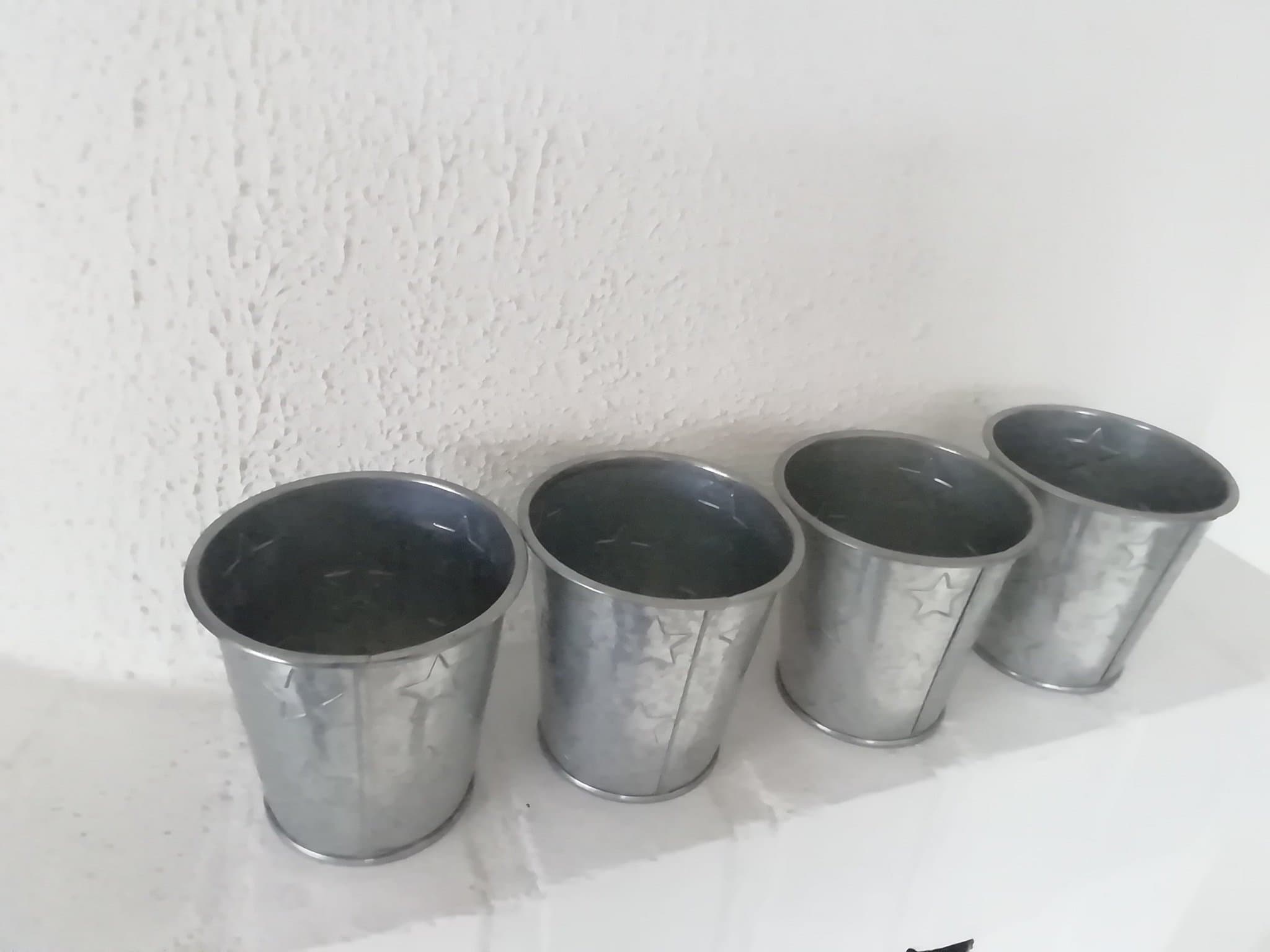 ICA Home 4 st mindre blomkrukor - metallmaterial-stjärnmönster-höjd ca 10 cm